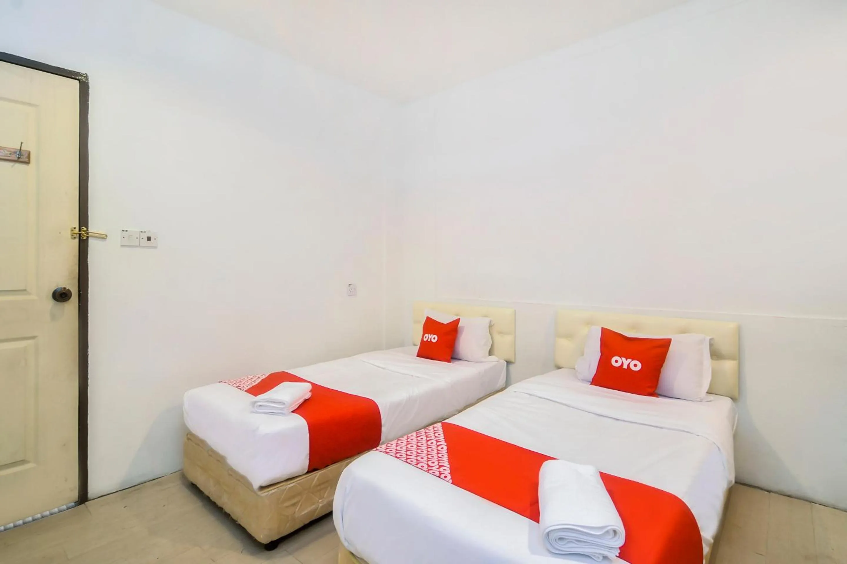 Bedroom in OYO 44017 L & C Premium Stay