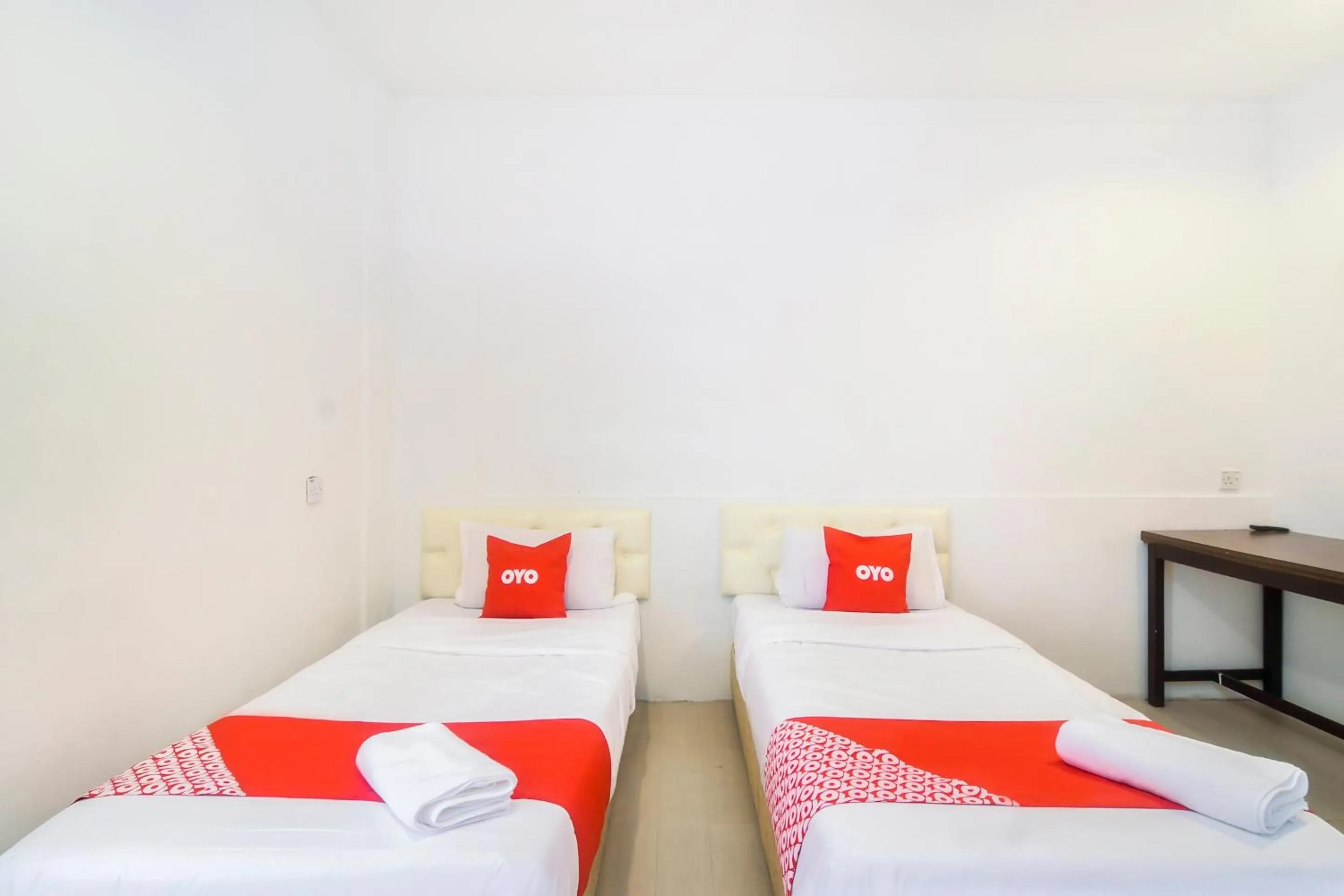 Bedroom in OYO 44017 L & C Premium Stay