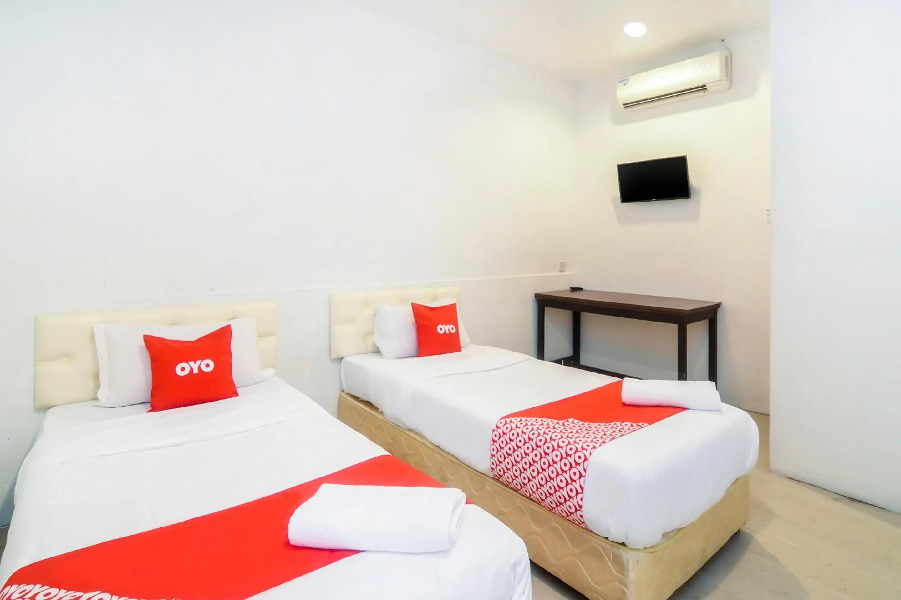 Bedroom in OYO 44017 L & C Premium Stay