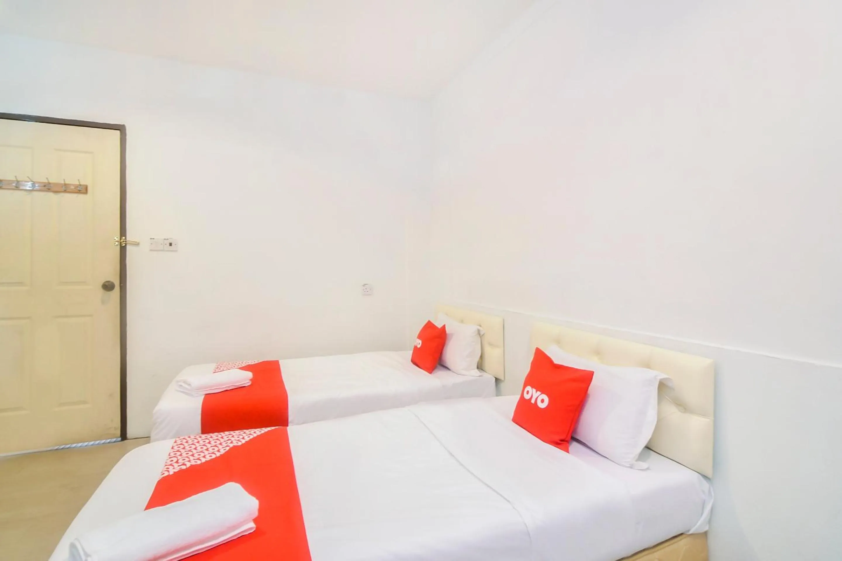 Bedroom in OYO 44017 L & C Premium Stay