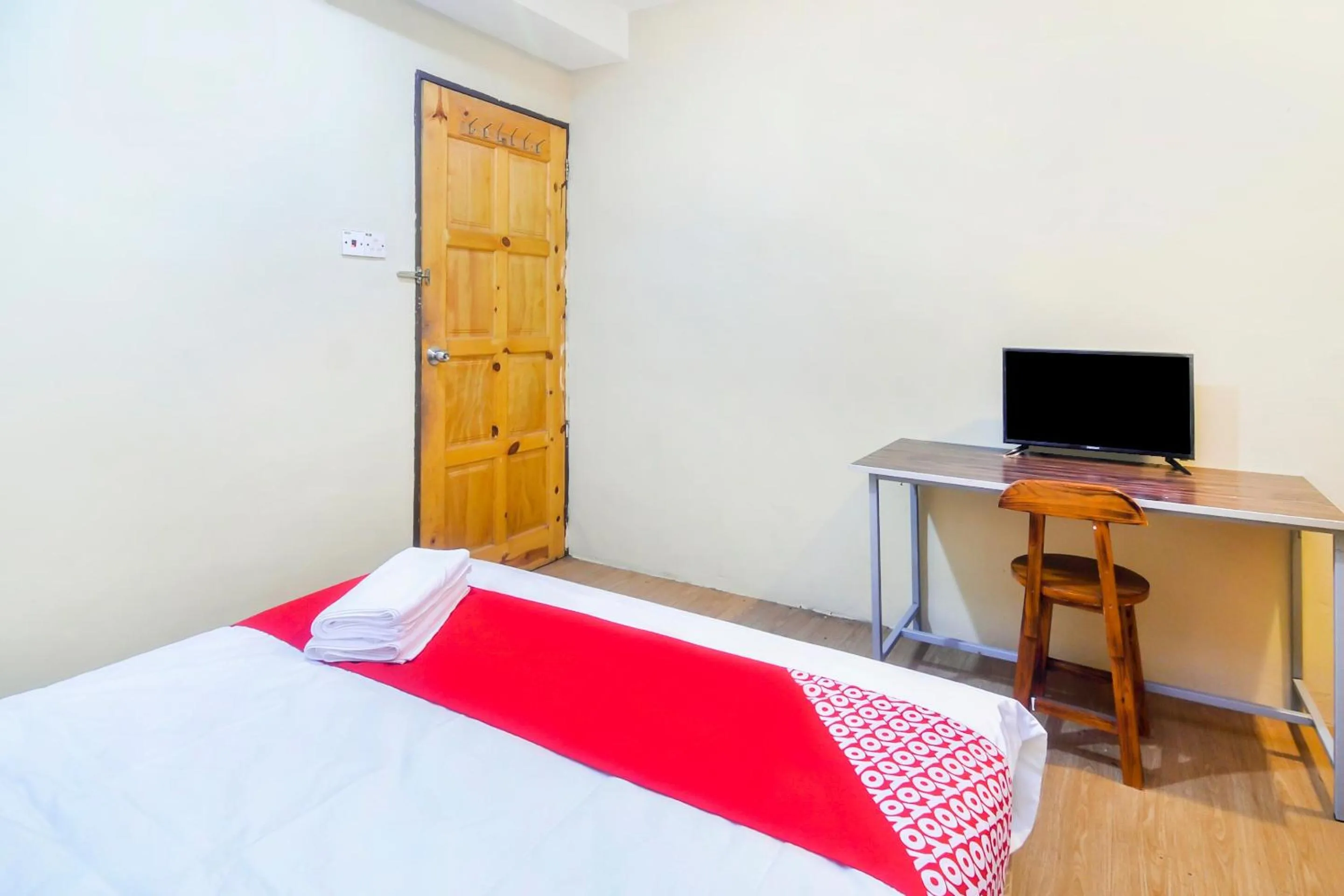 Bedroom in OYO 44017 L & C Premium Stay