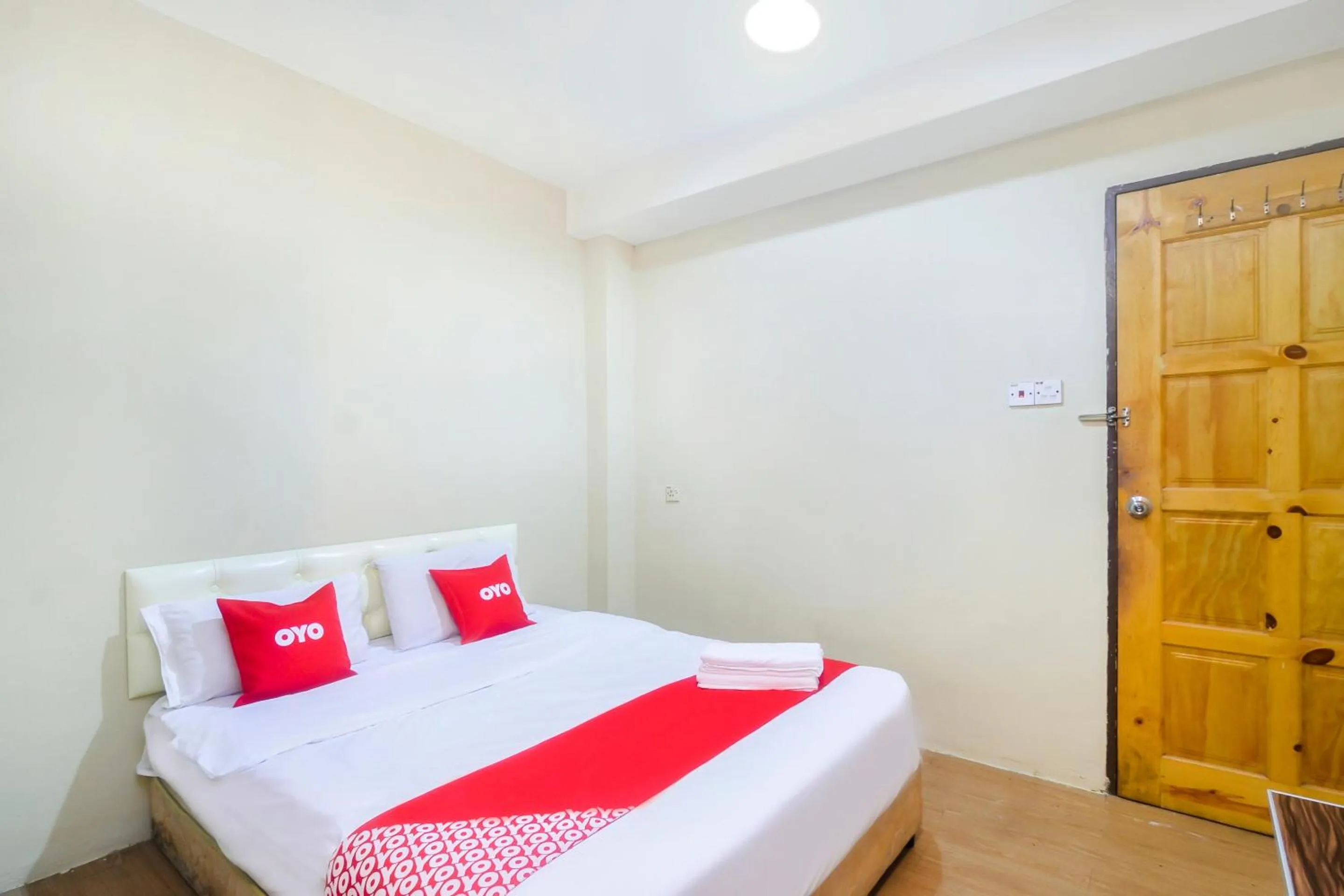 Bedroom in OYO 44017 L & C Premium Stay