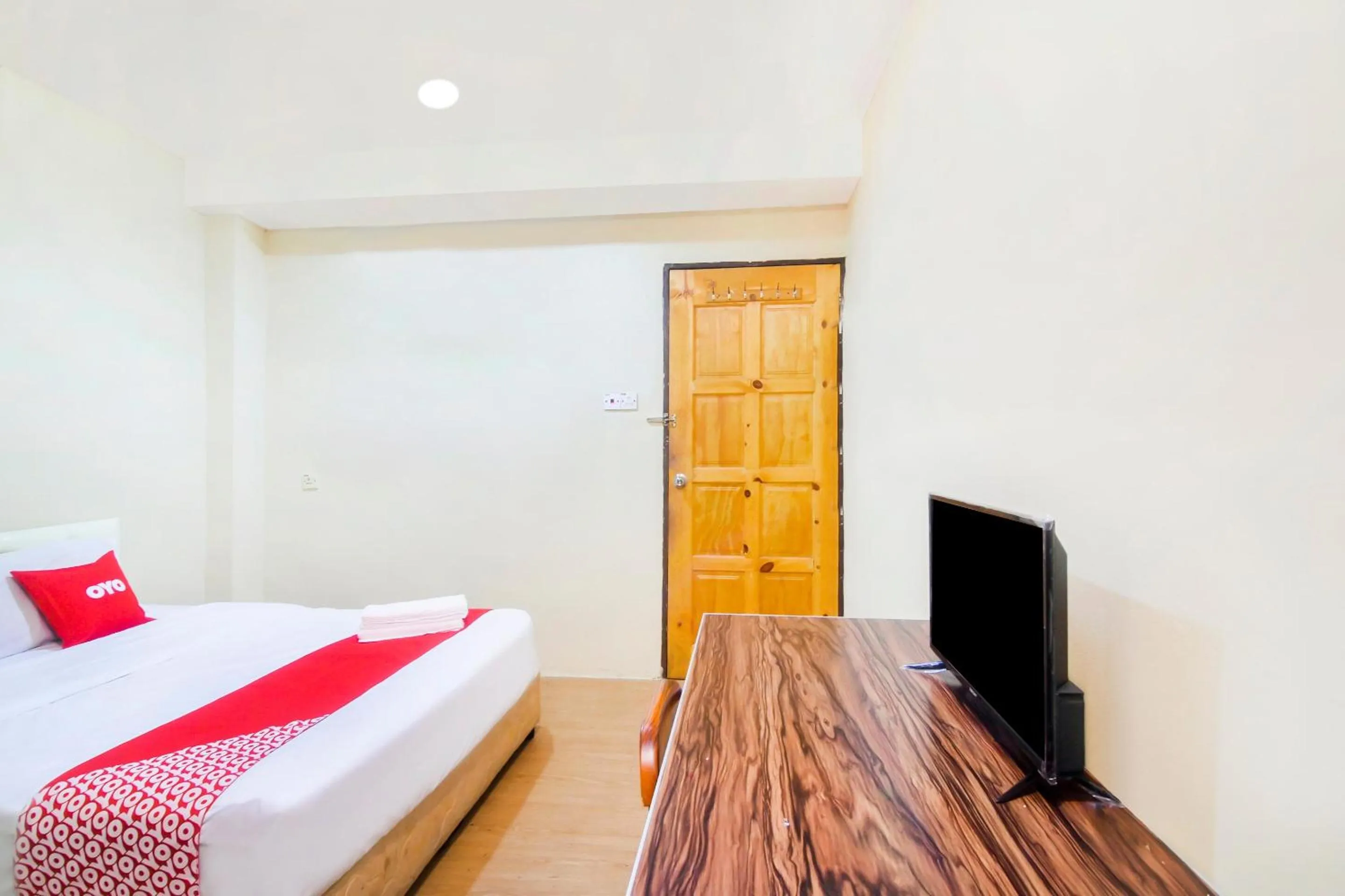 Bedroom in OYO 44017 L & C Premium Stay