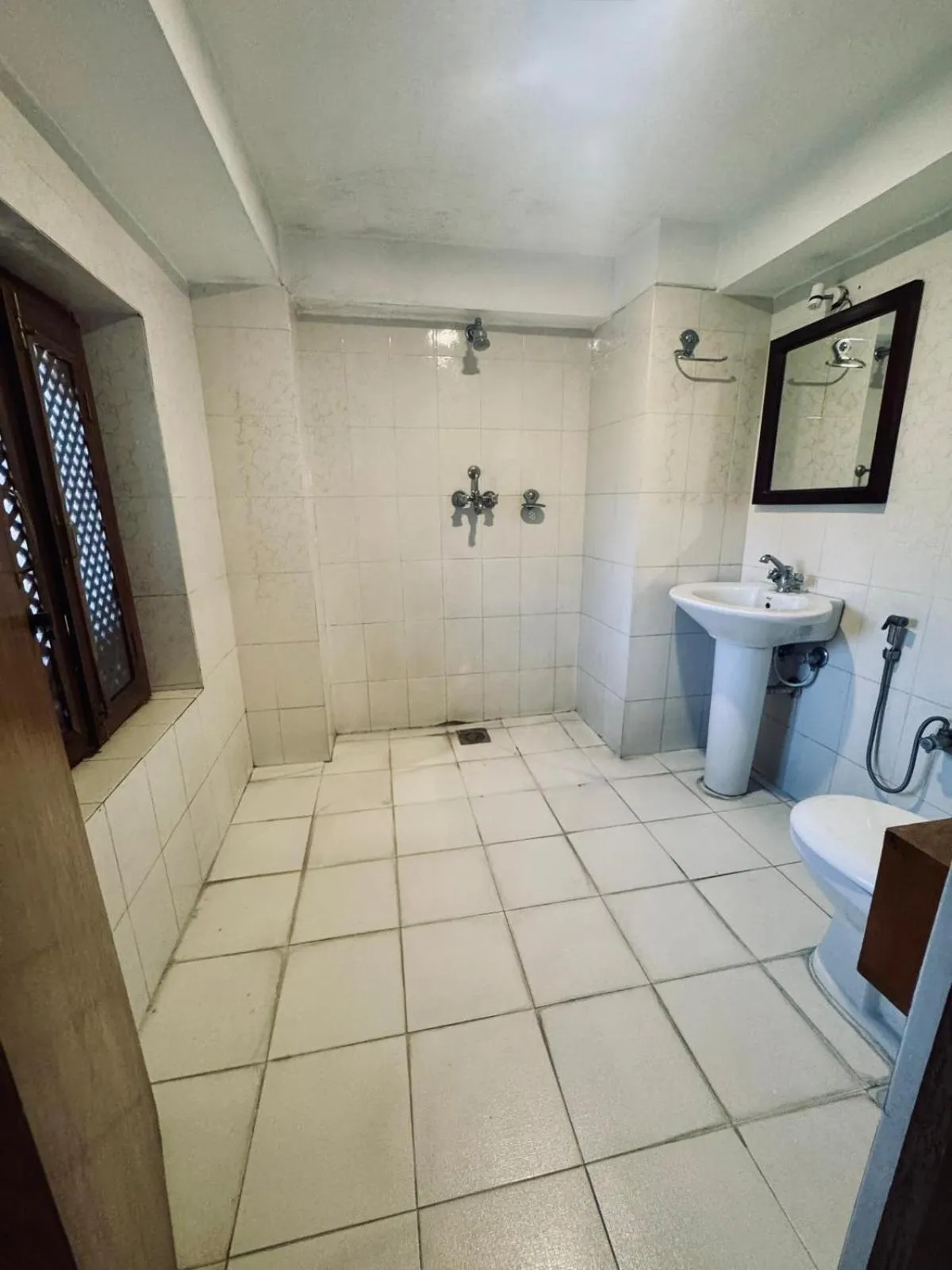 Bathroom in Sunny Guest House and Cafe