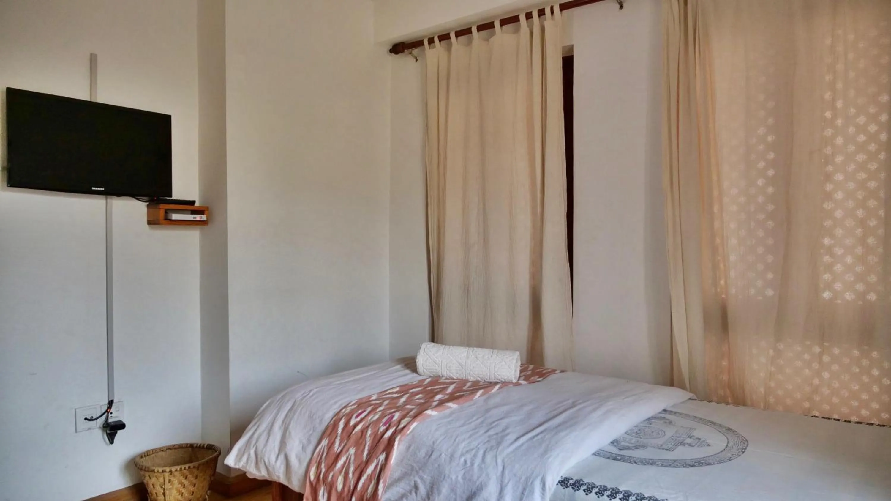 Bed in Sunny Guest House and Cafe