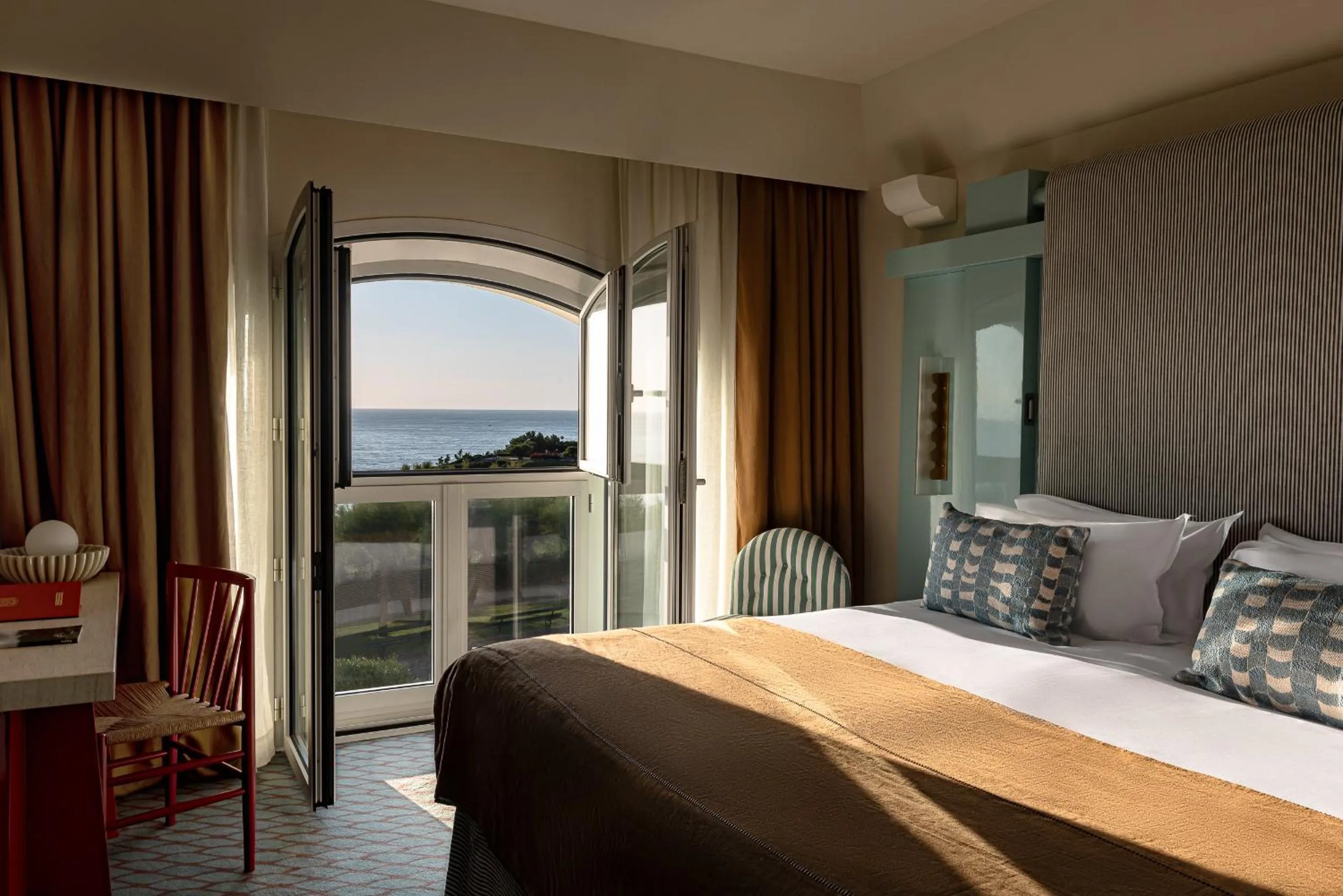 Photo of the whole room, Bed in Regina Experimental Biarritz