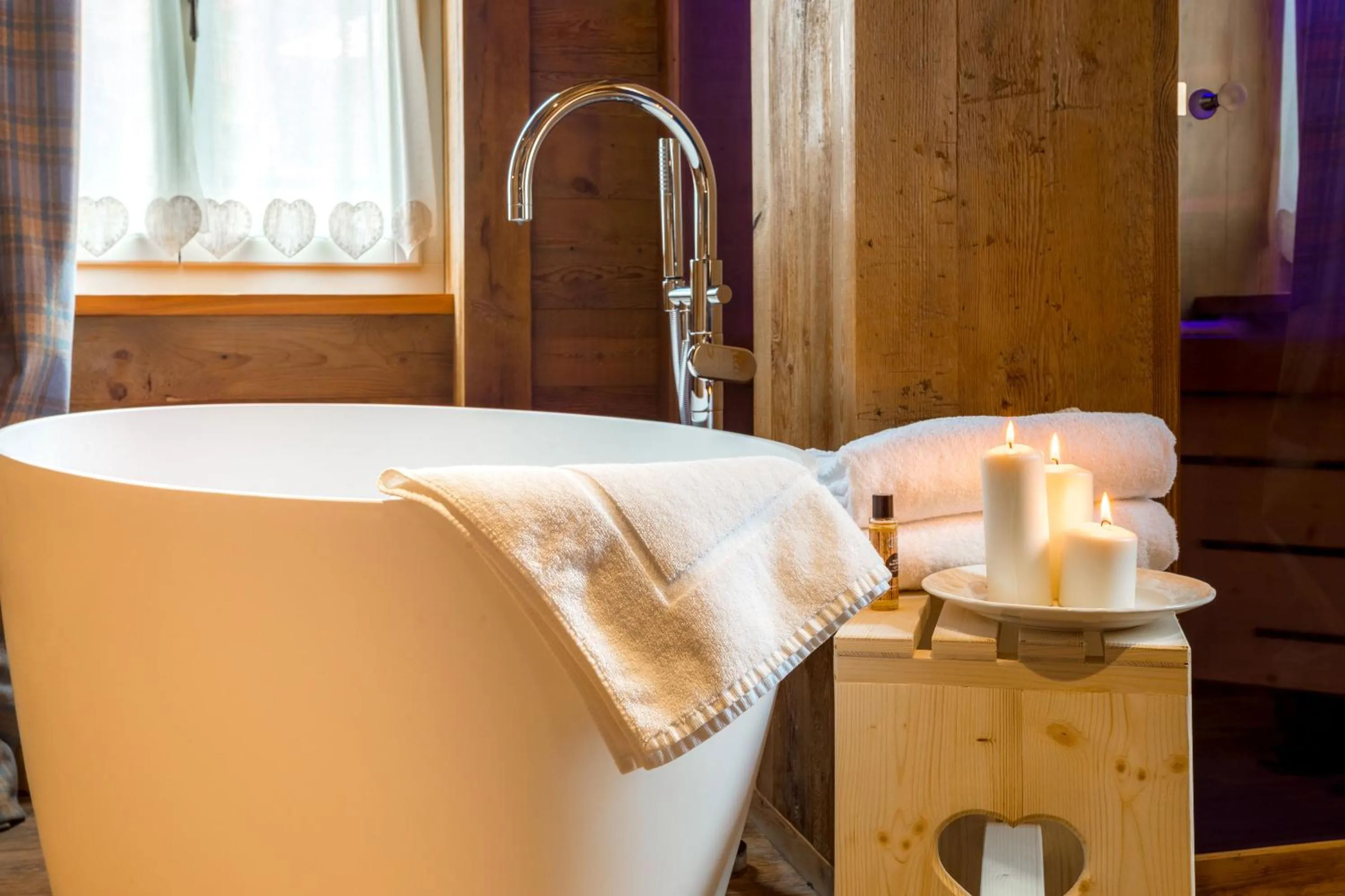 Bath, Bed in John Luxury Suites