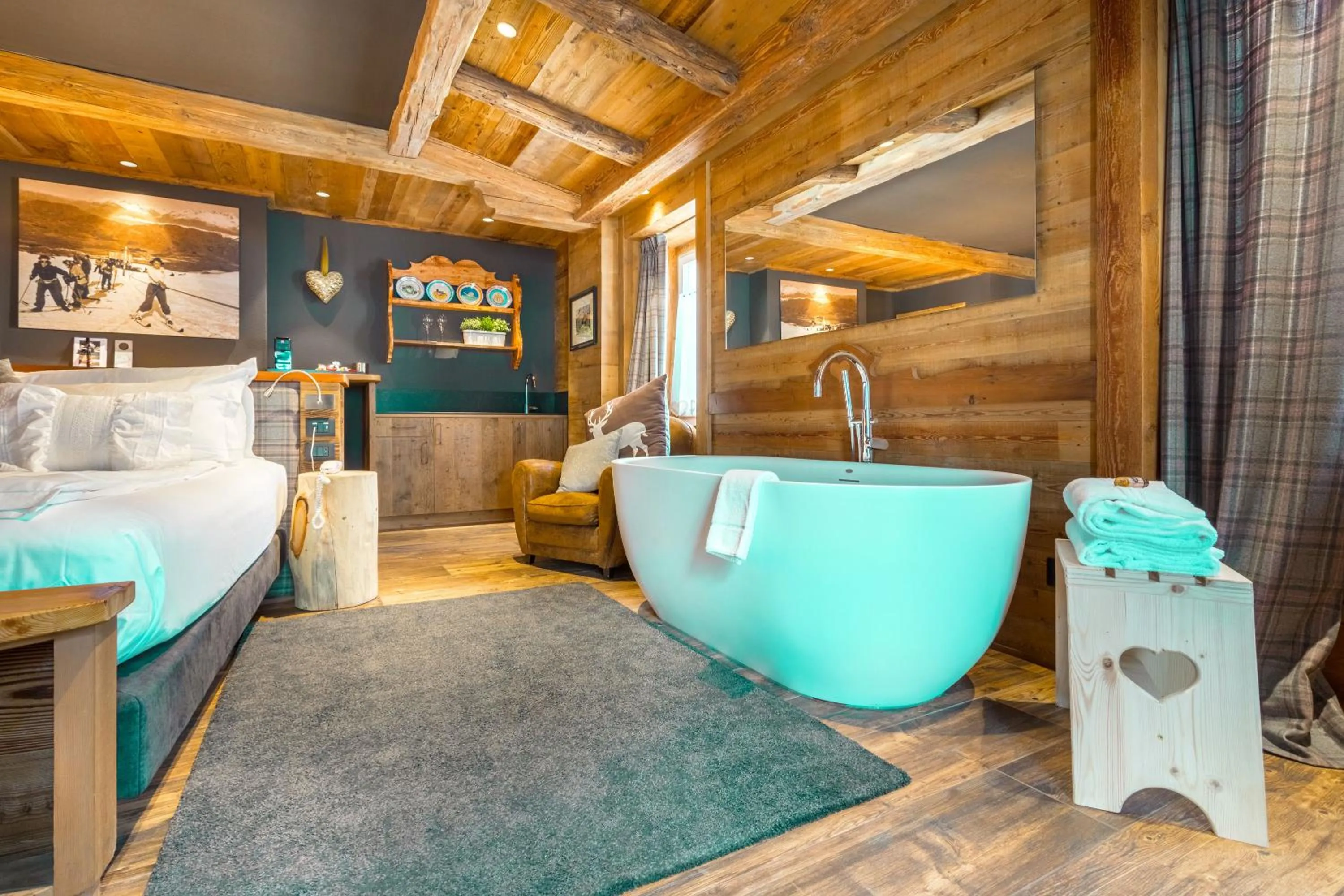 Bath, Bed in John Luxury Suites