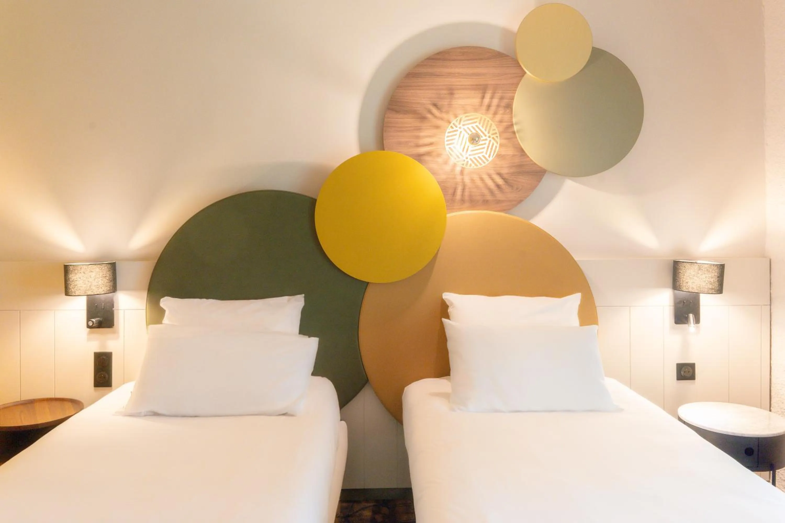 Bedroom, Bed in Mercure Auxerre Autoroute du Soleil