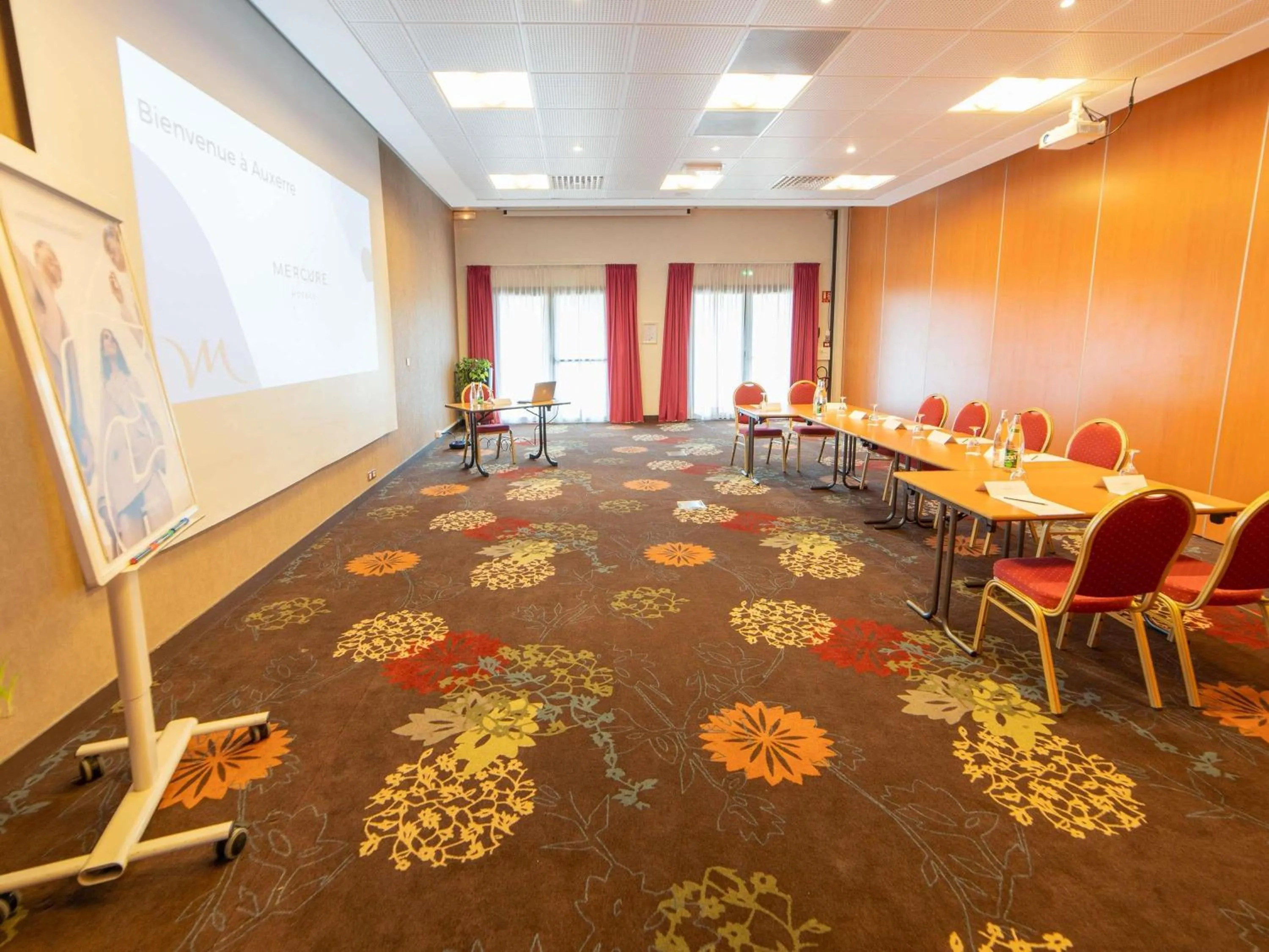 Meeting/conference room in Mercure Auxerre Autoroute du Soleil