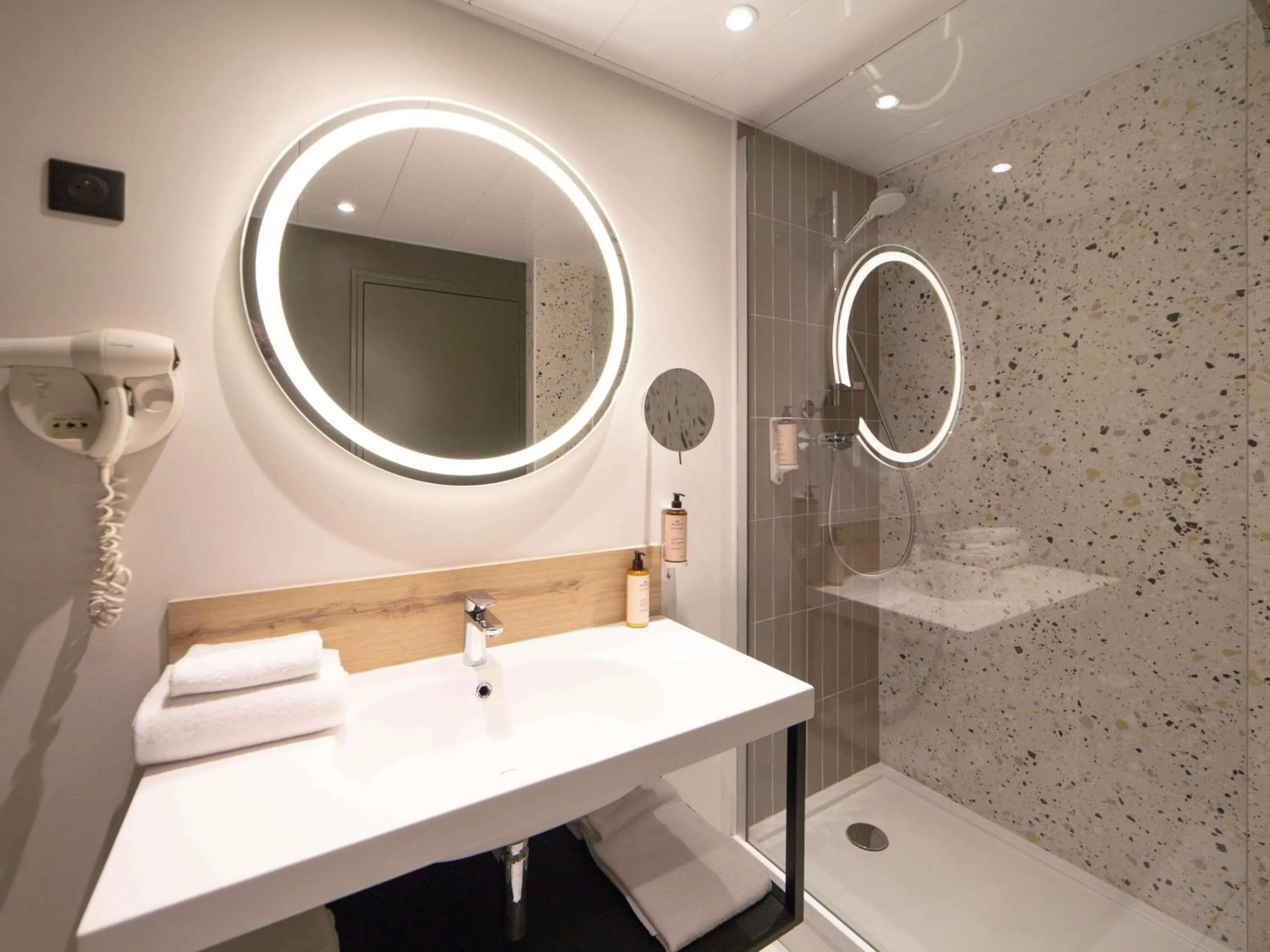 Bedroom in Mercure Auxerre Autoroute du Soleil