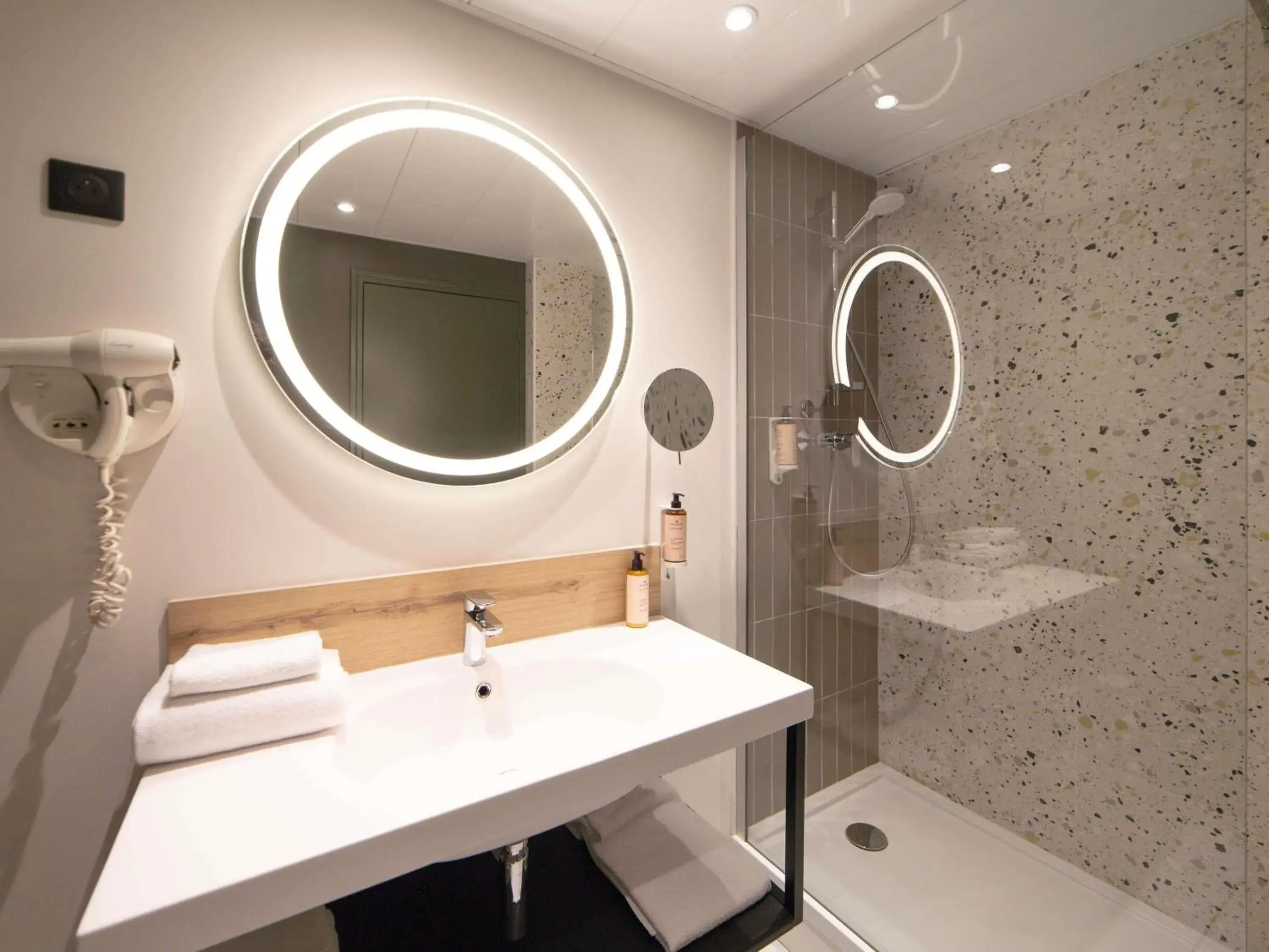 Standard Twin Room in Mercure Auxerre Autoroute du Soleil Standard Twin Room in Mercure Auxerre Autoroute du Soleil