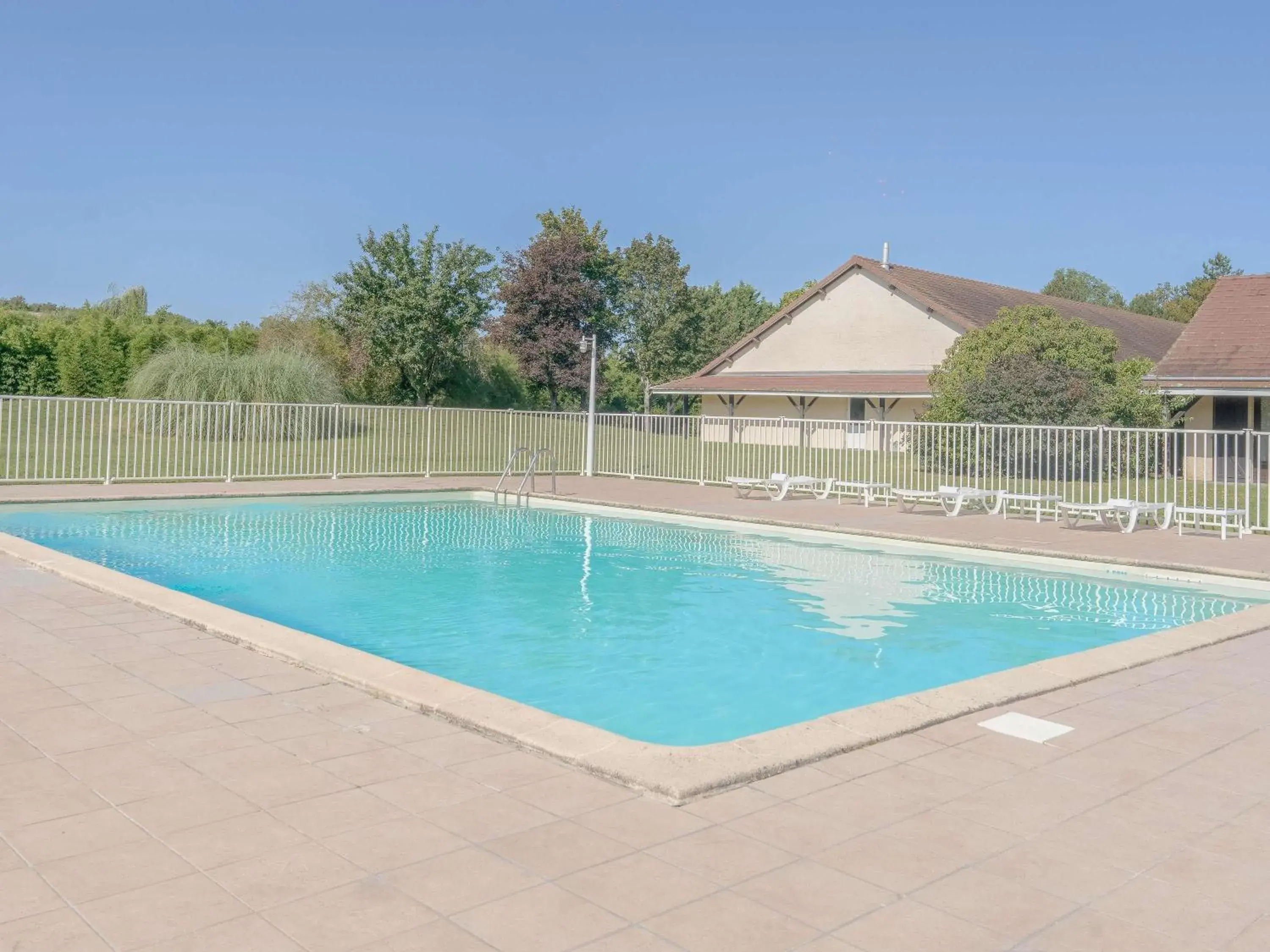 Pool view in Mercure Auxerre Autoroute du Soleil Pool view in Mercure Auxerre Autoroute du Soleil