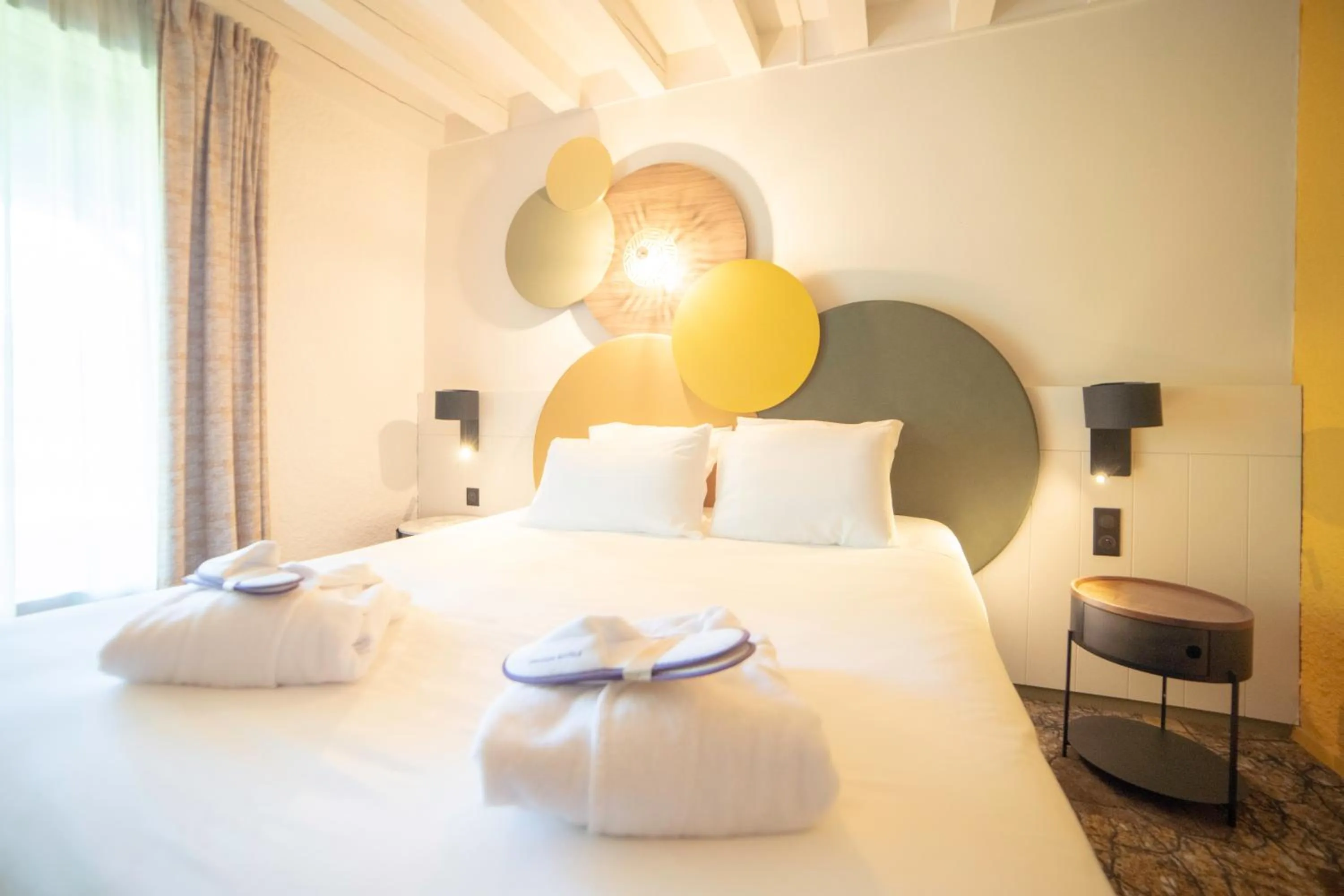 Bed in Mercure Auxerre Autoroute du Soleil