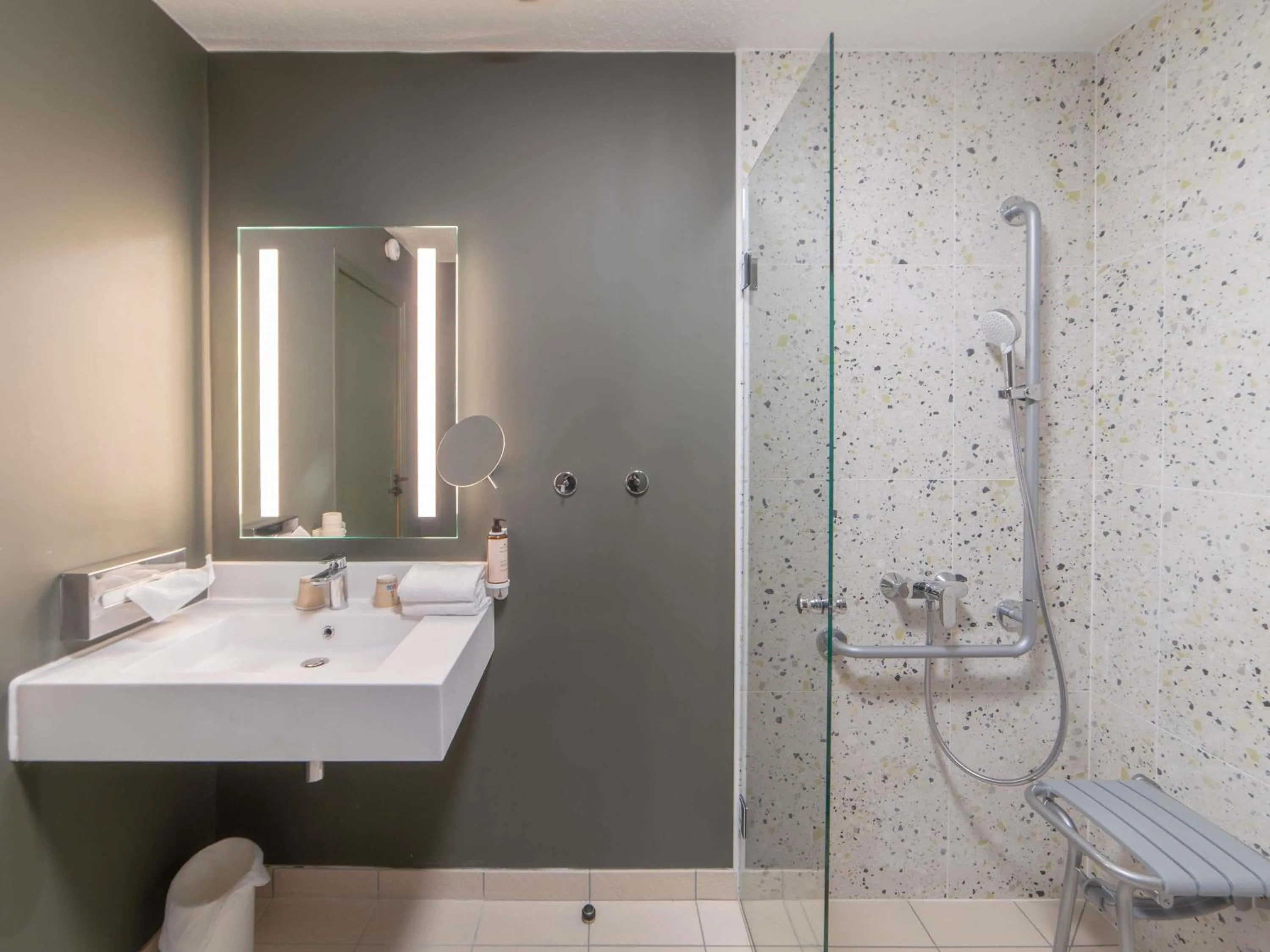 Bedroom in Mercure Auxerre Autoroute du Soleil