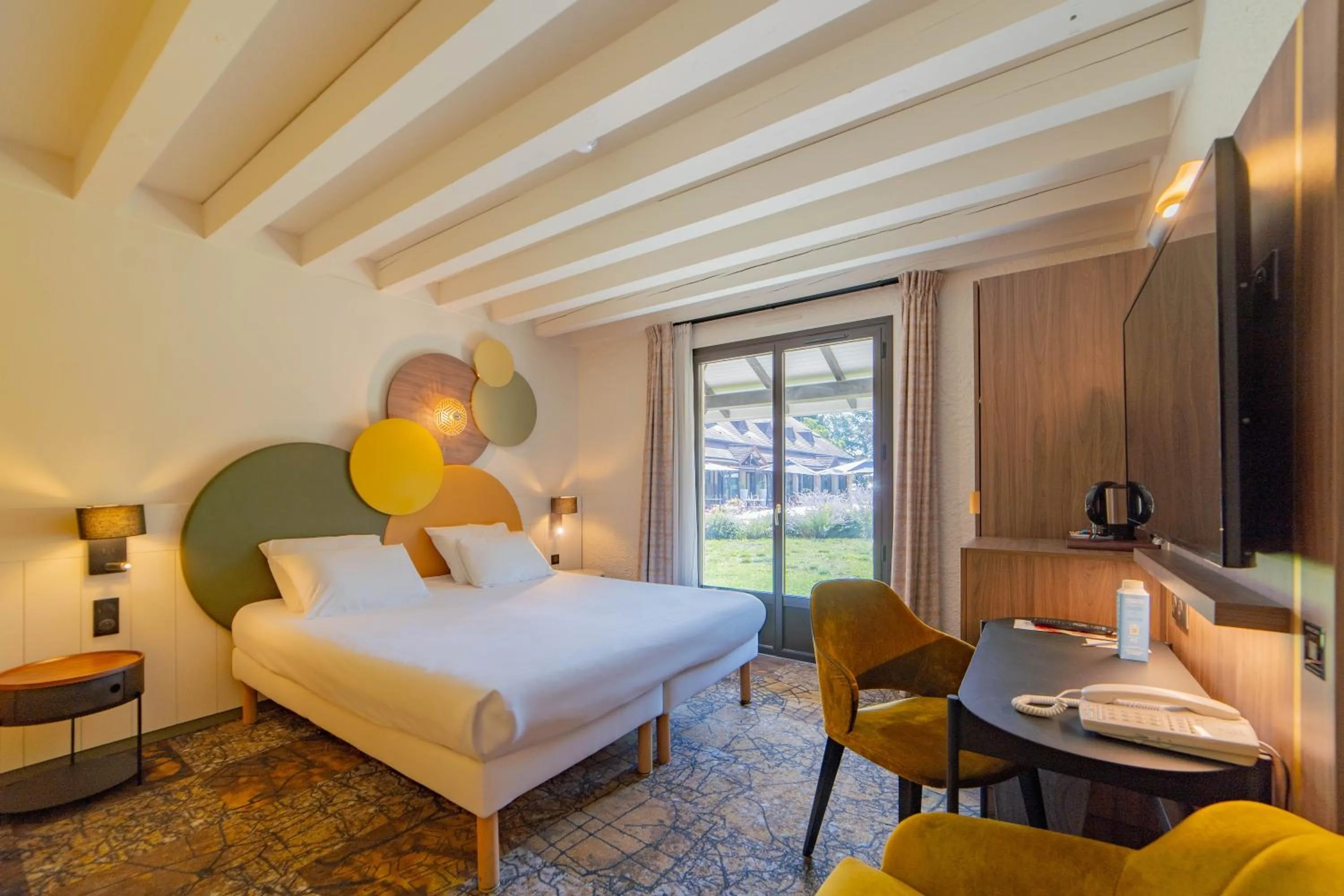 Bed in Mercure Auxerre Autoroute du Soleil