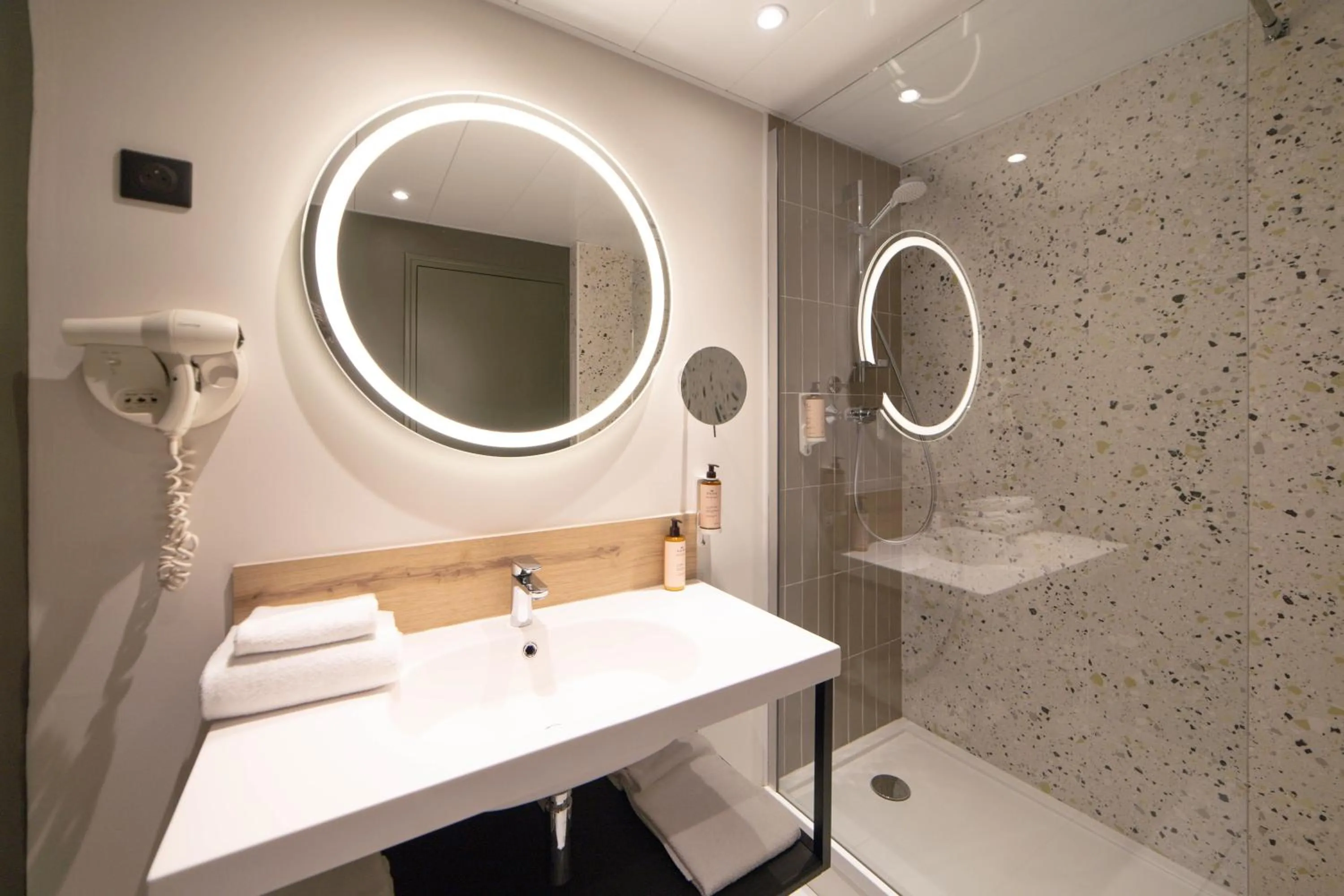 Bathroom in Mercure Auxerre Autoroute du Soleil