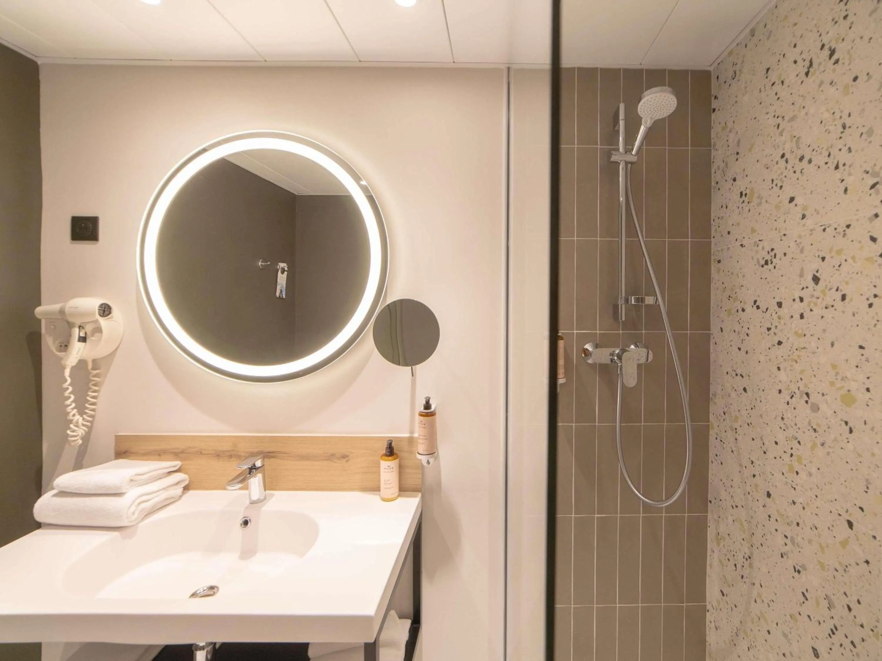 Bedroom in Mercure Auxerre Autoroute du Soleil