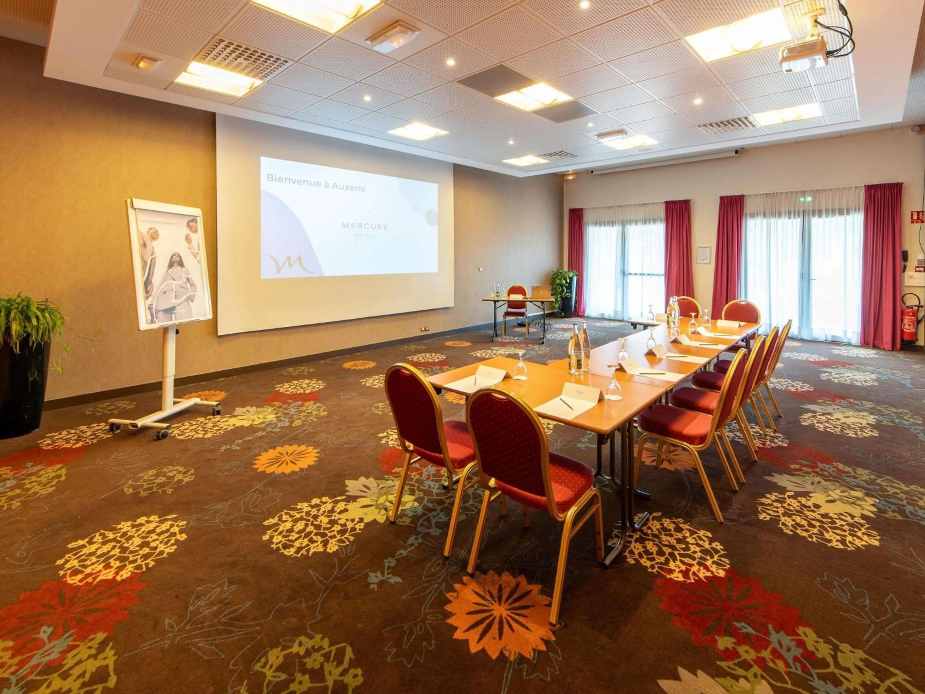 Meeting/conference room in Mercure Auxerre Autoroute du Soleil