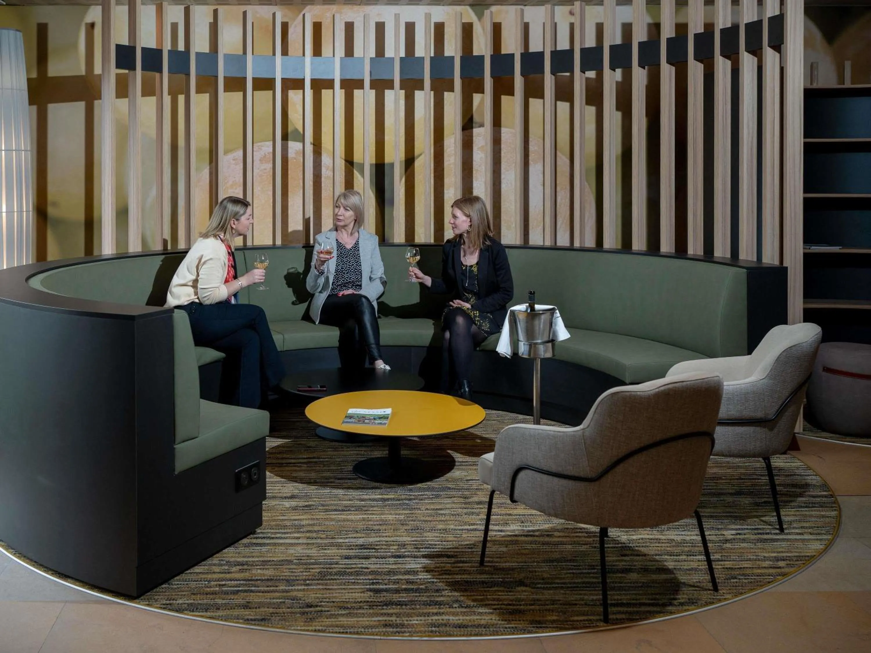 Lounge or bar in Mercure Auxerre Autoroute du Soleil