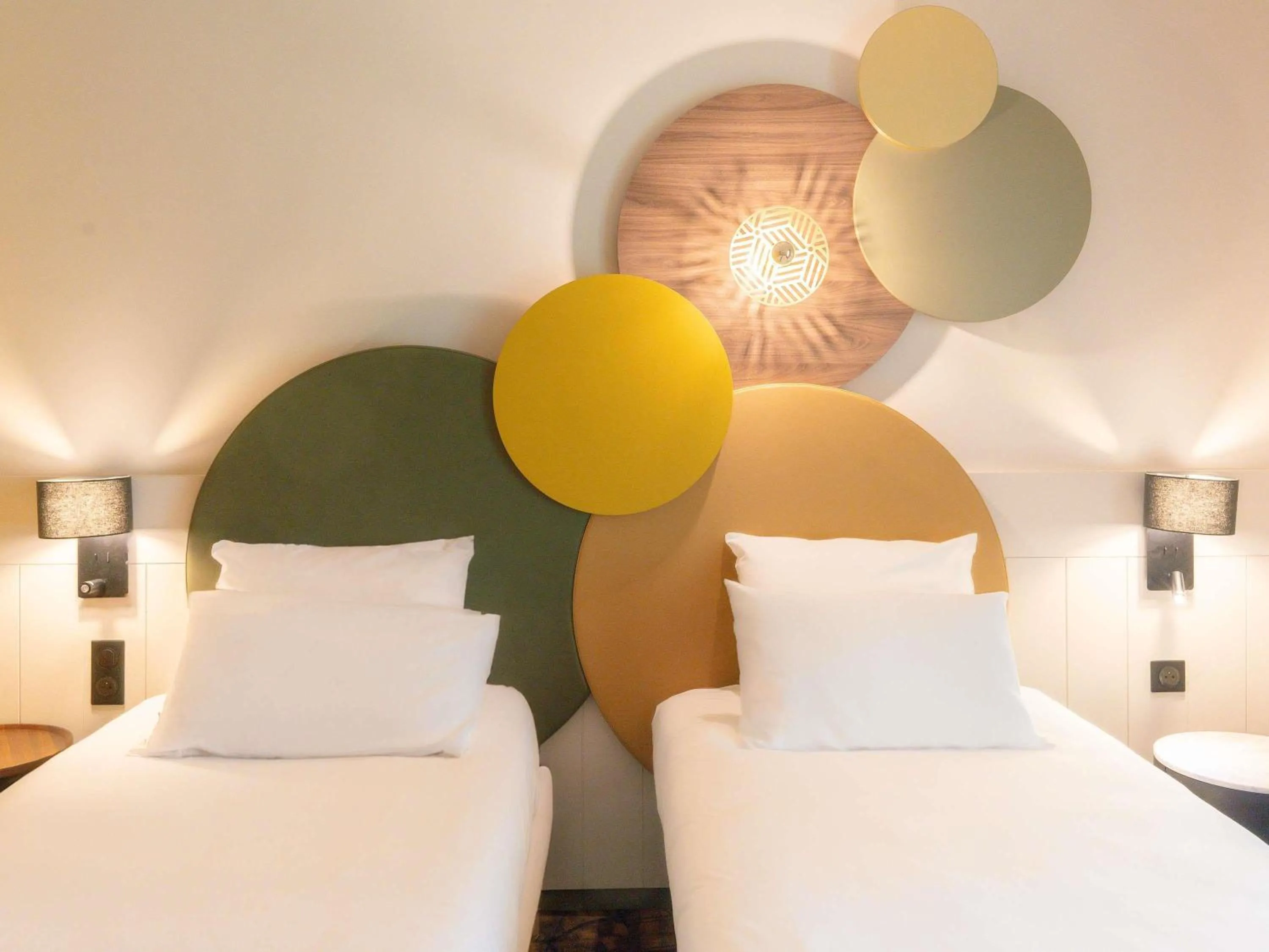 Bedroom, Bed in Mercure Auxerre Autoroute du Soleil