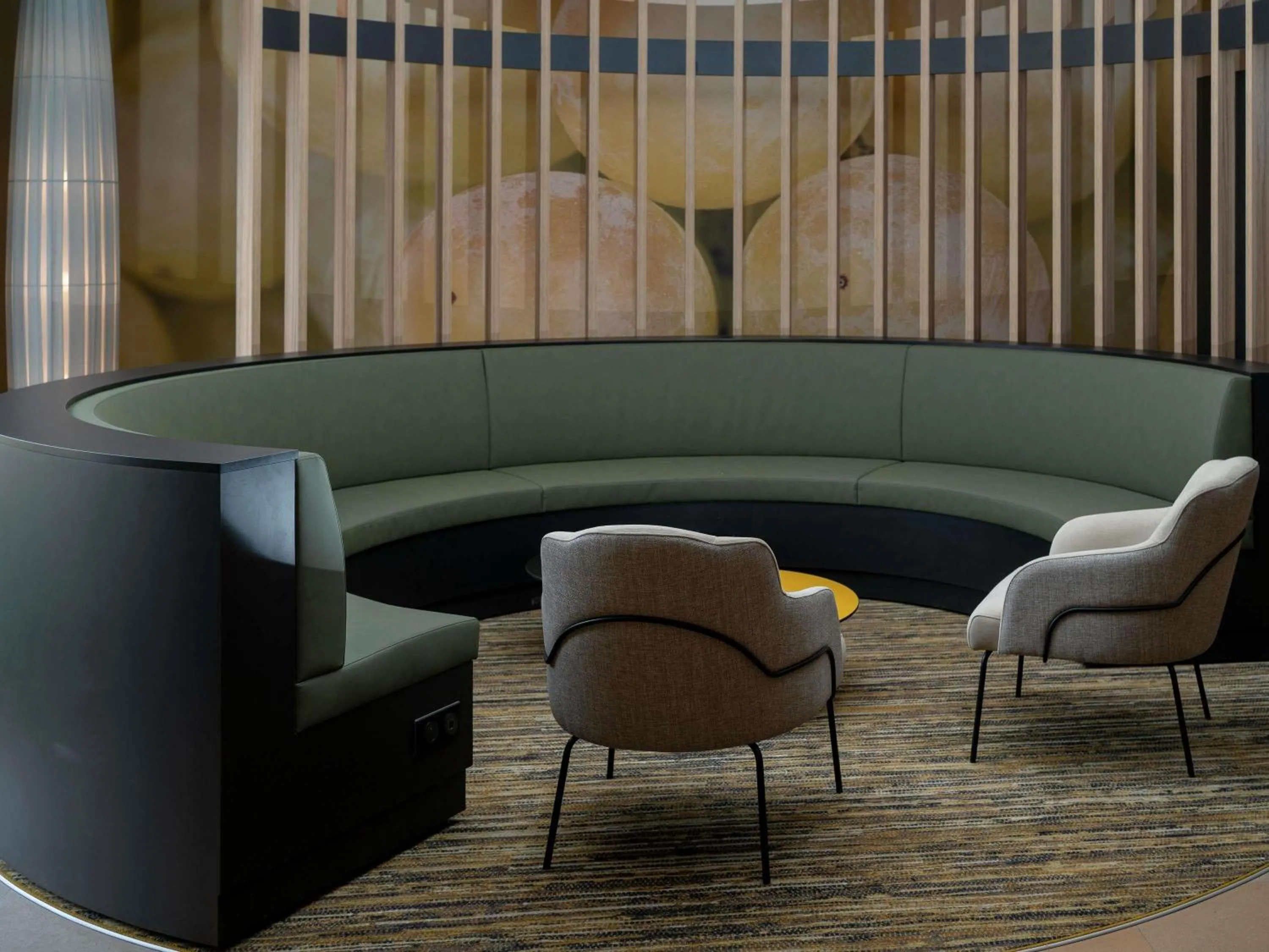 Lounge or bar in Mercure Auxerre Autoroute du Soleil