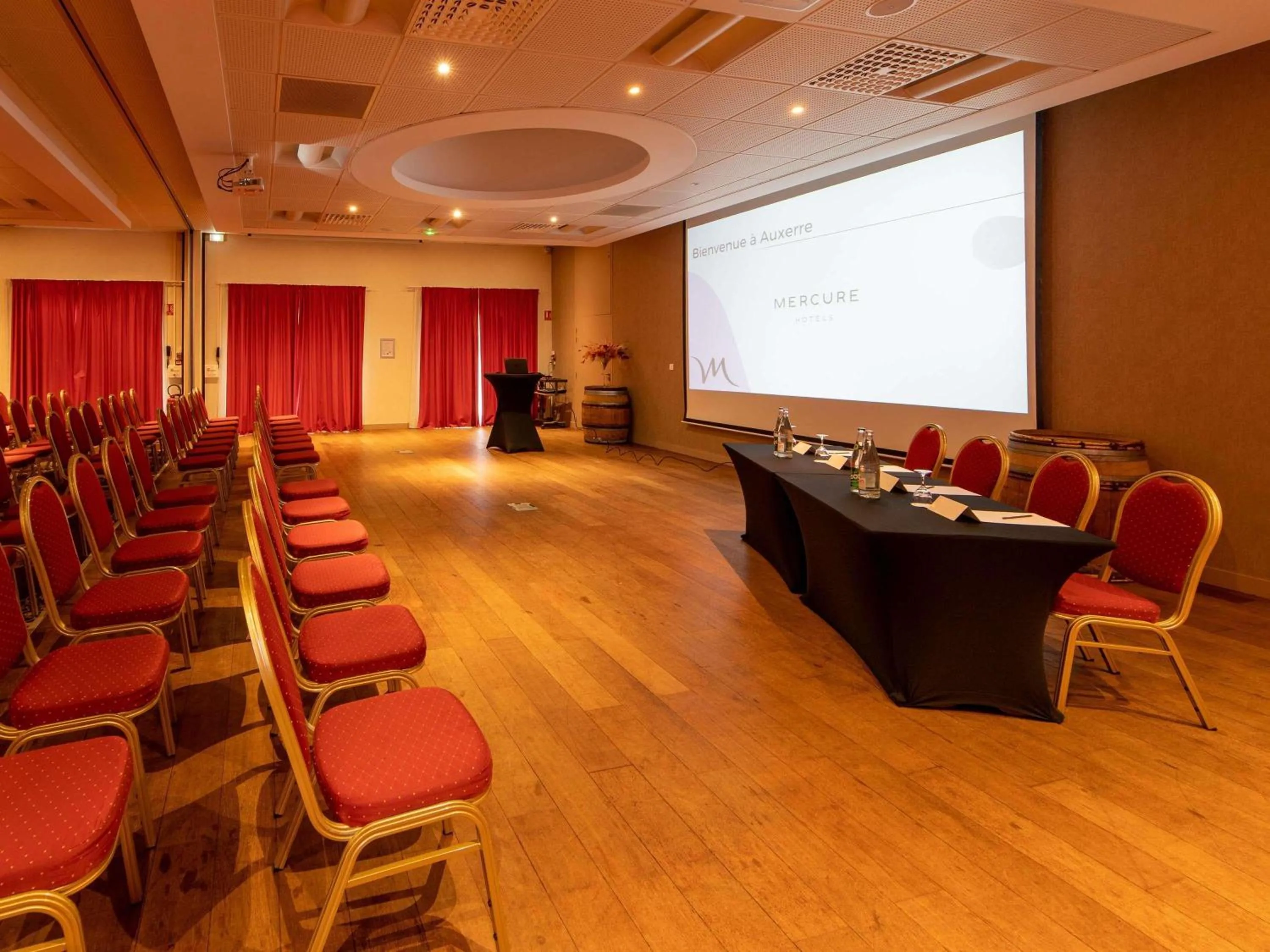 Meeting/conference room in Mercure Auxerre Autoroute du Soleil