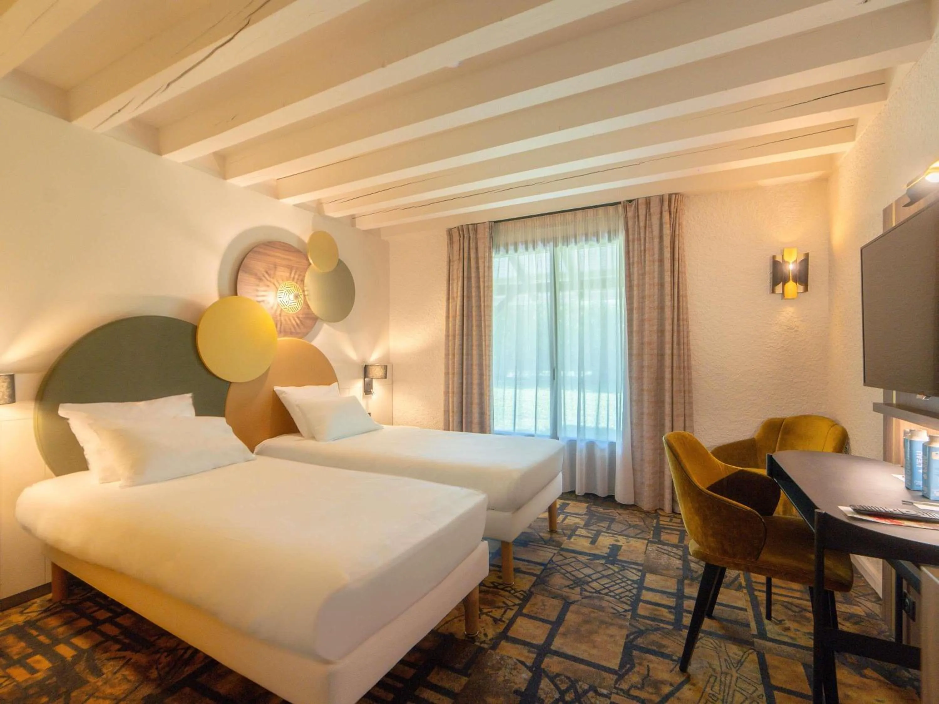 Bedroom, Bed in Mercure Auxerre Autoroute du Soleil