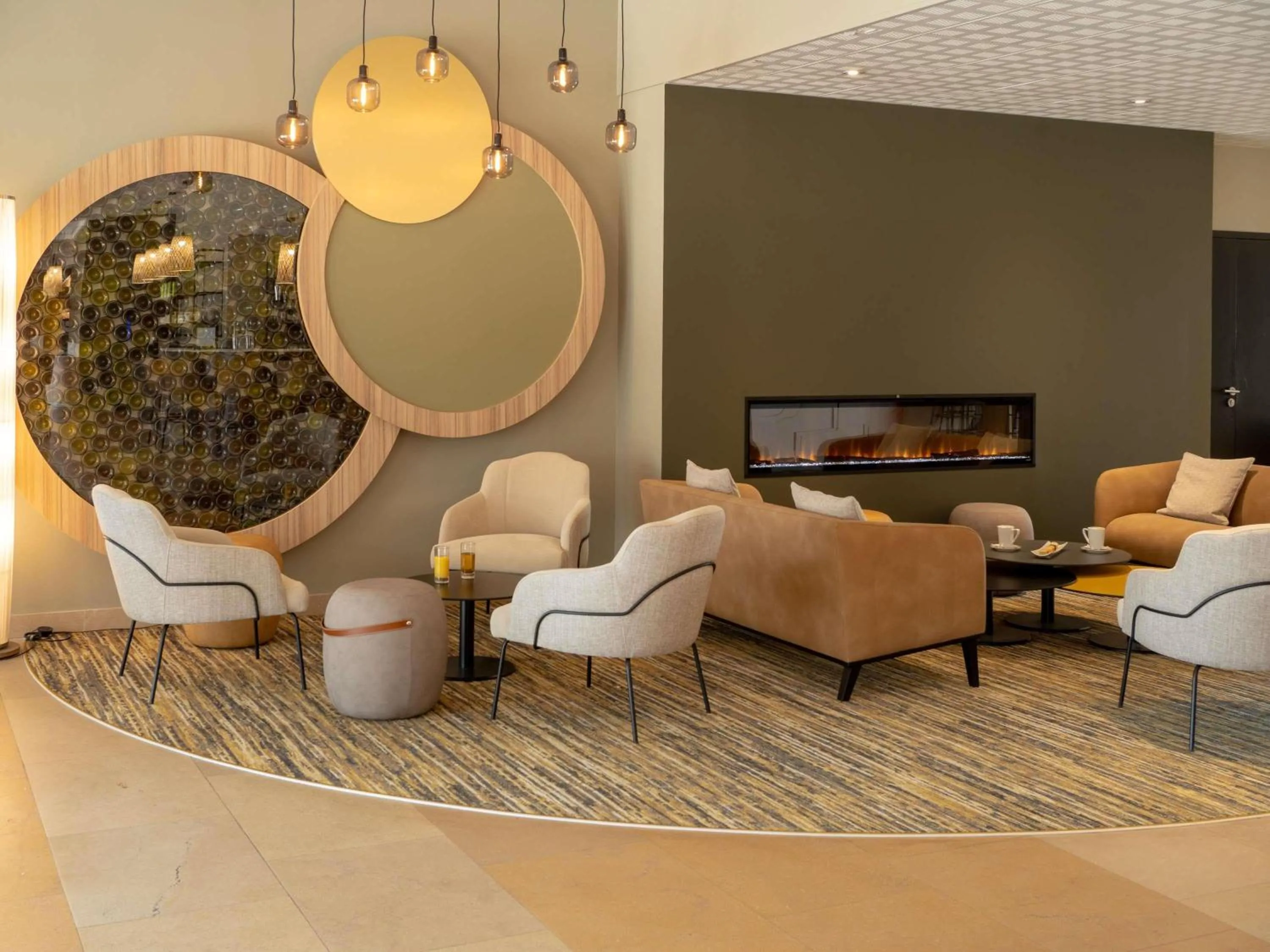 Lounge or bar in Mercure Auxerre Autoroute du Soleil