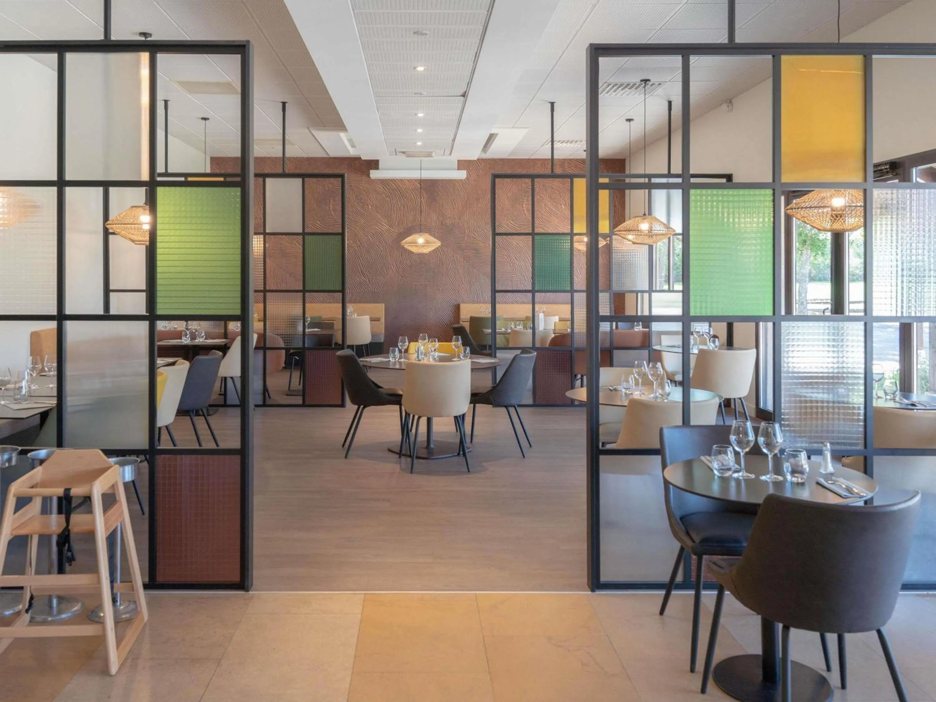 Restaurant/places to eat in Mercure Auxerre Autoroute du Soleil