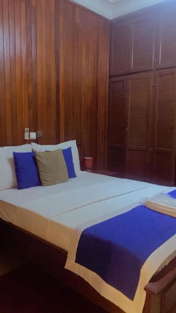 wardrobe, Bed in Résidences hôtelières Micheline et Emile BASTOS