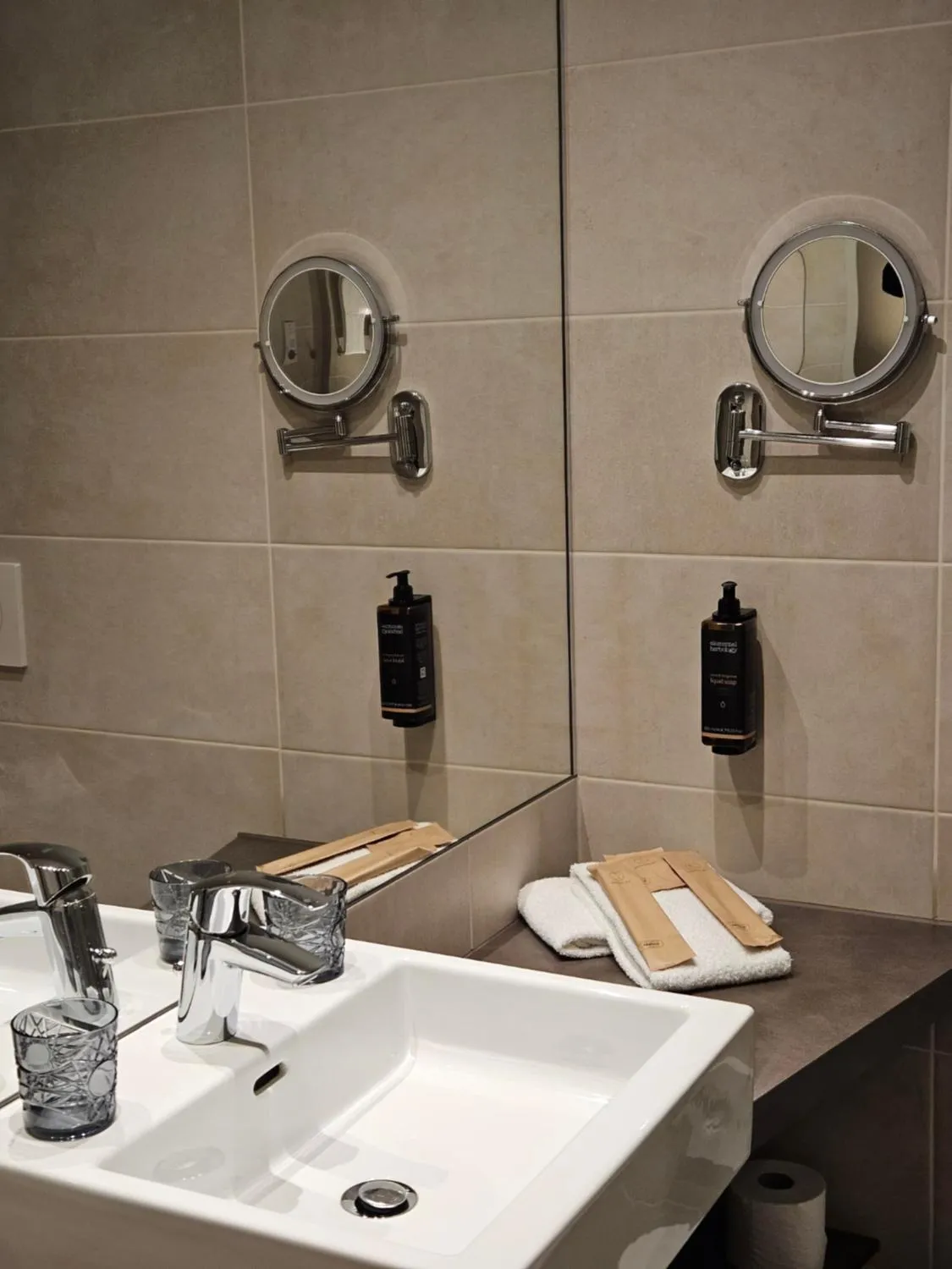 Bathroom in Mercure Geneva Airport