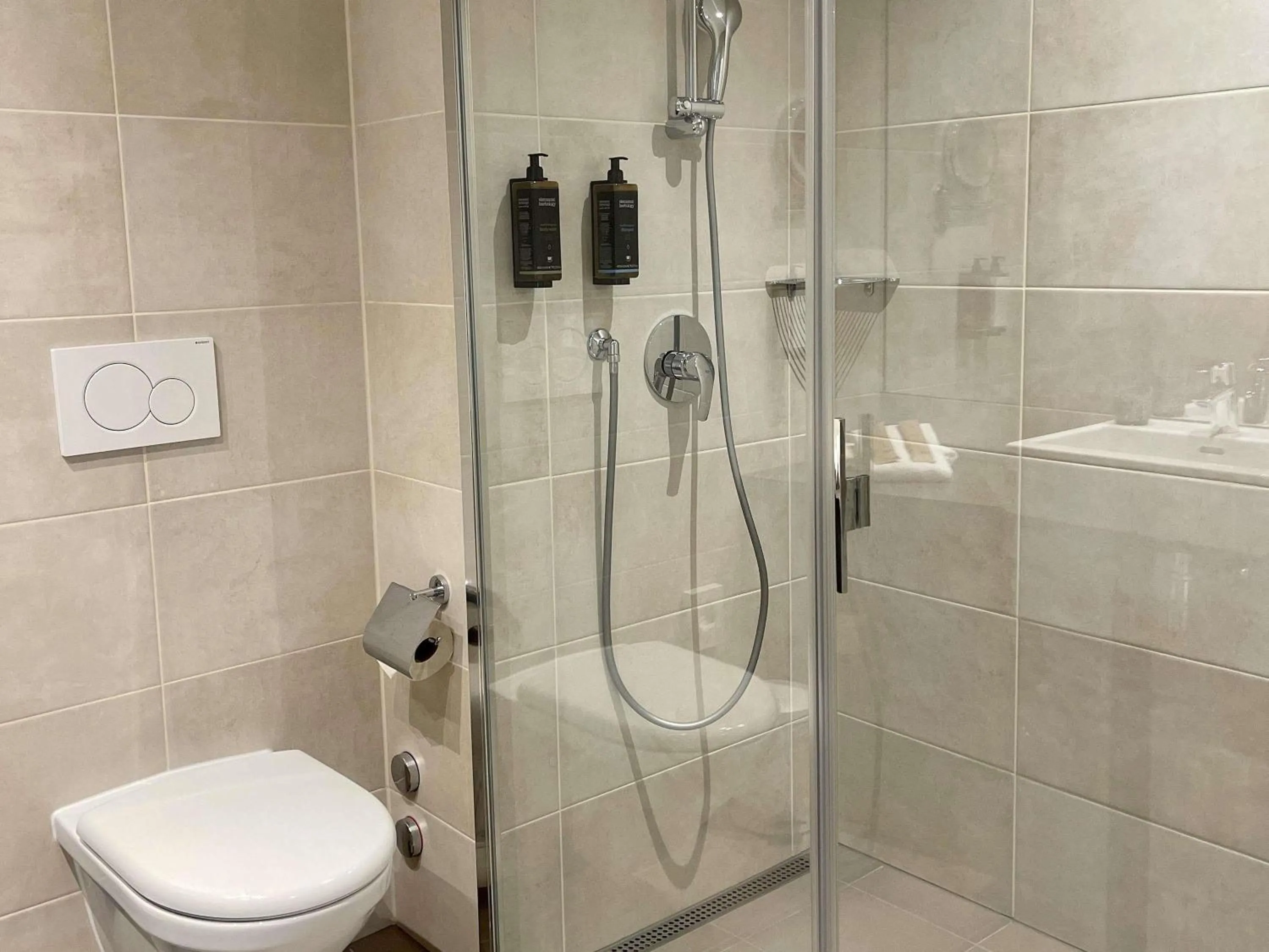 Shower in Mercure Geneva Airport