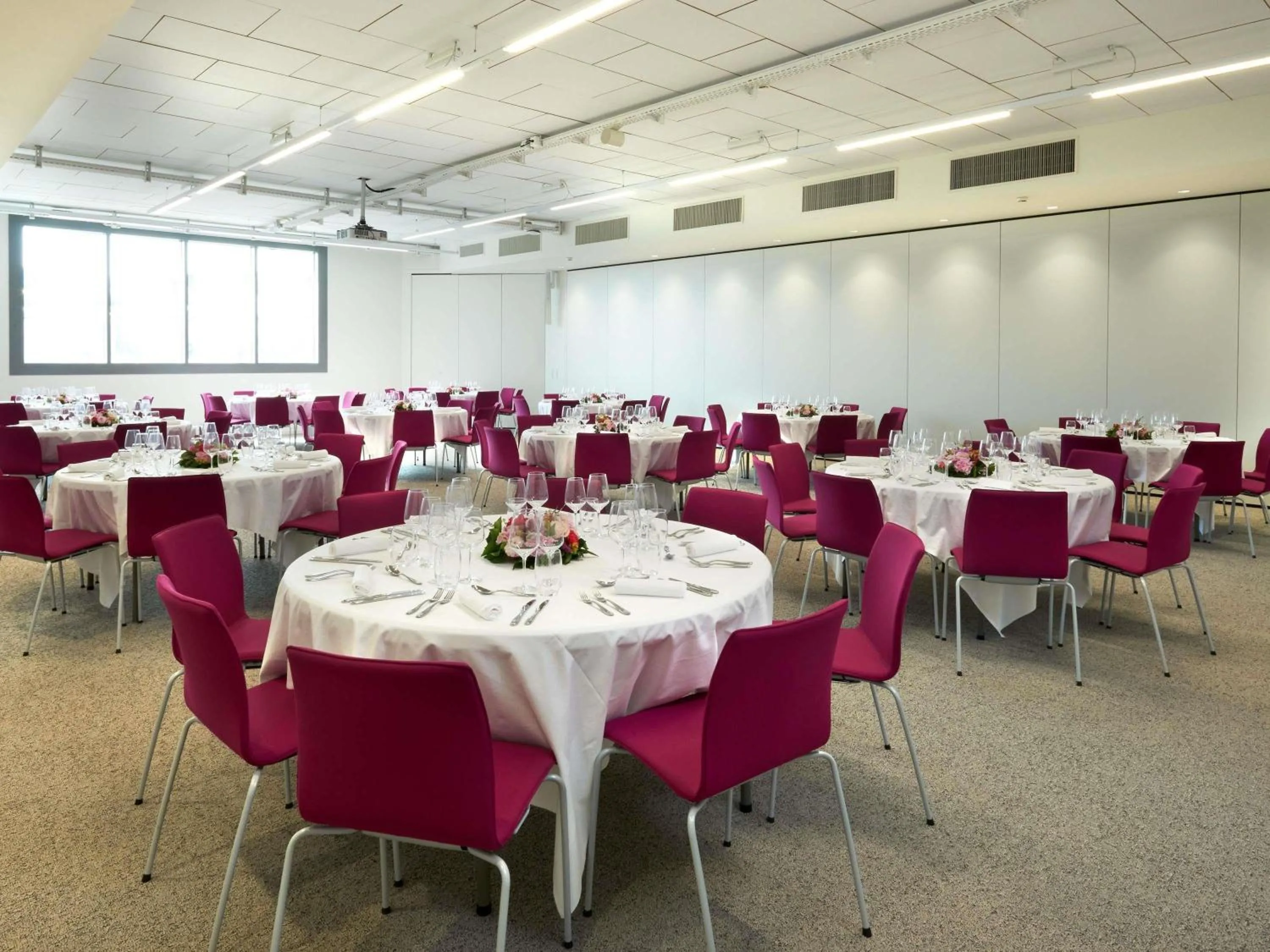 Restaurant/places to eat in Mercure Geneva Airport