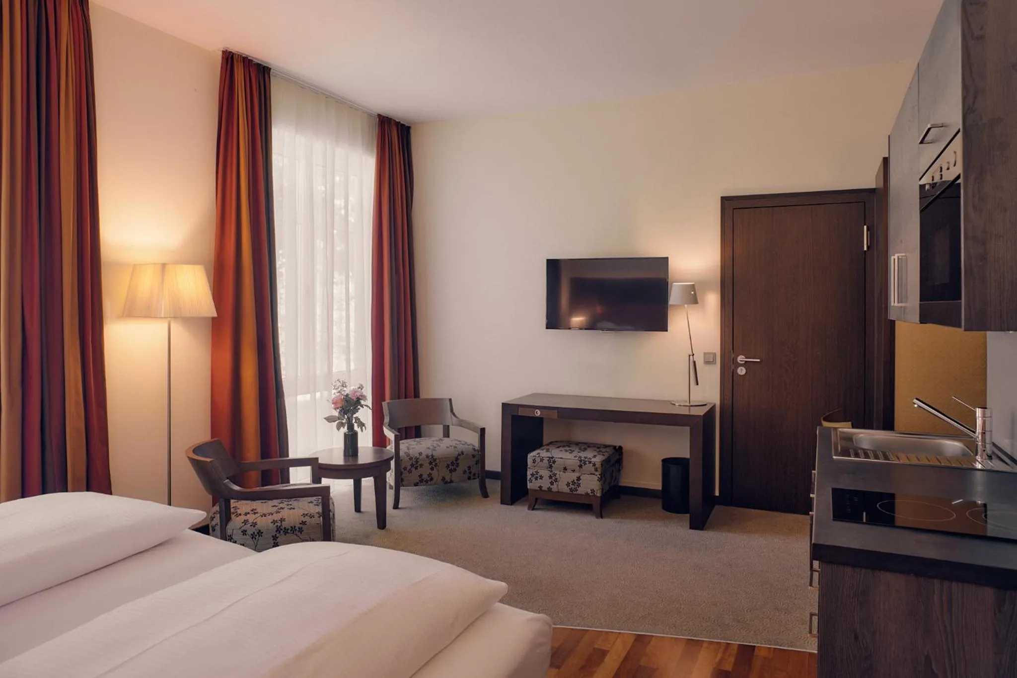 Kitchen or kitchenette, Bed in Aparthotel Treudelberg Hamburg