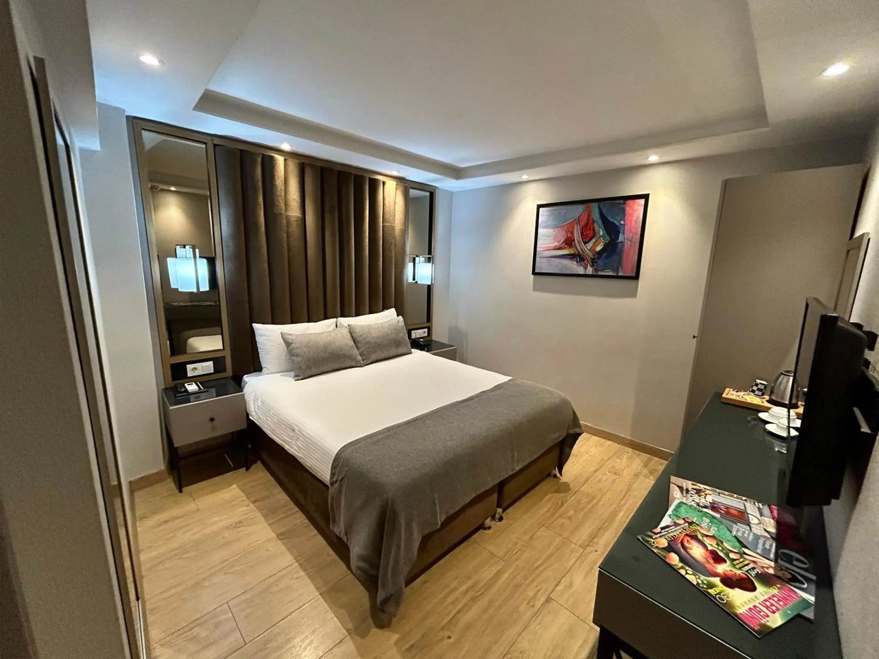 Windowsless Economic Room in The Roomy Hotel Nişantaşı Windowsless Economic Room in The Roomy Hotel Nişantaşı