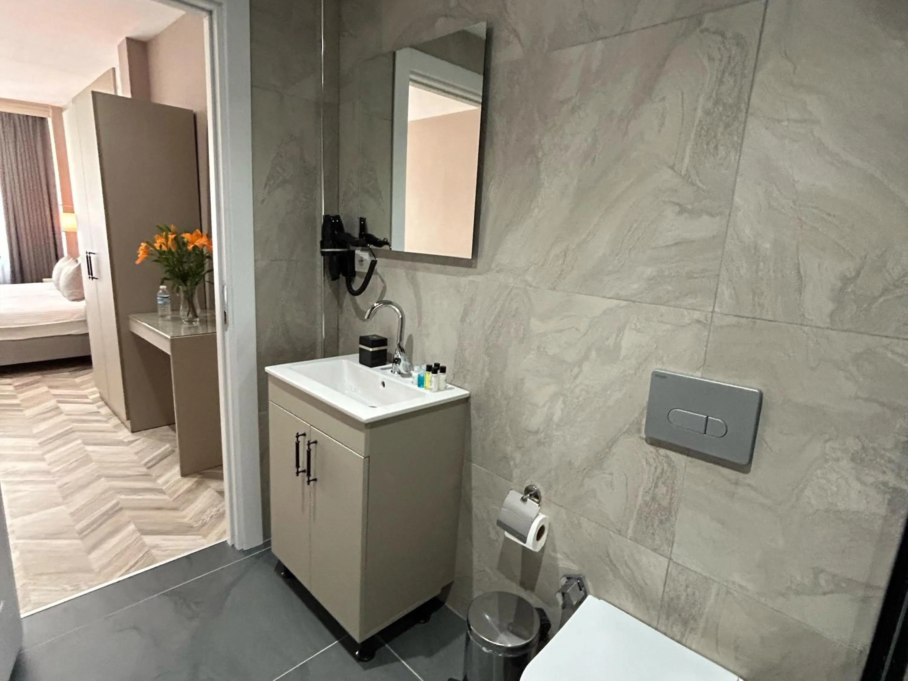 Shower in The Roomy Hotel Nişantaşı