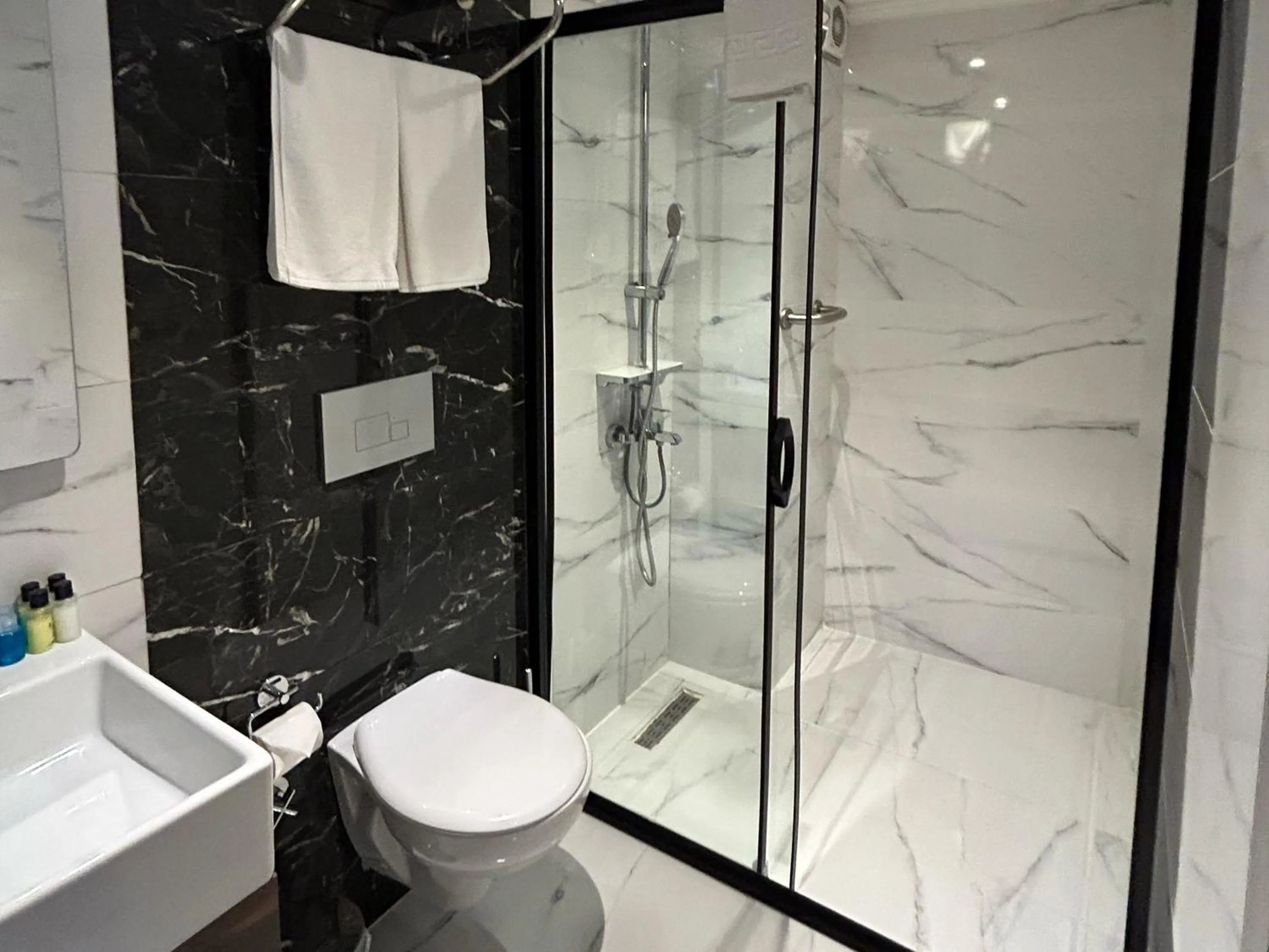 Shower in The Roomy Hotel Nişantaşı