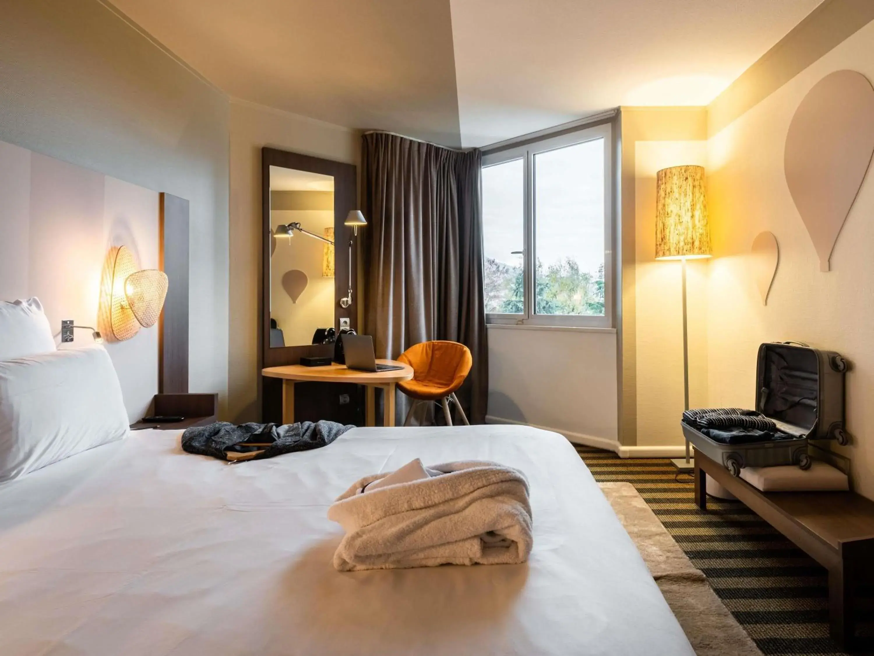 Bedroom, Bed in Mercure Grenoble Meylan Bedroom, Bed in Mercure Grenoble Meylan