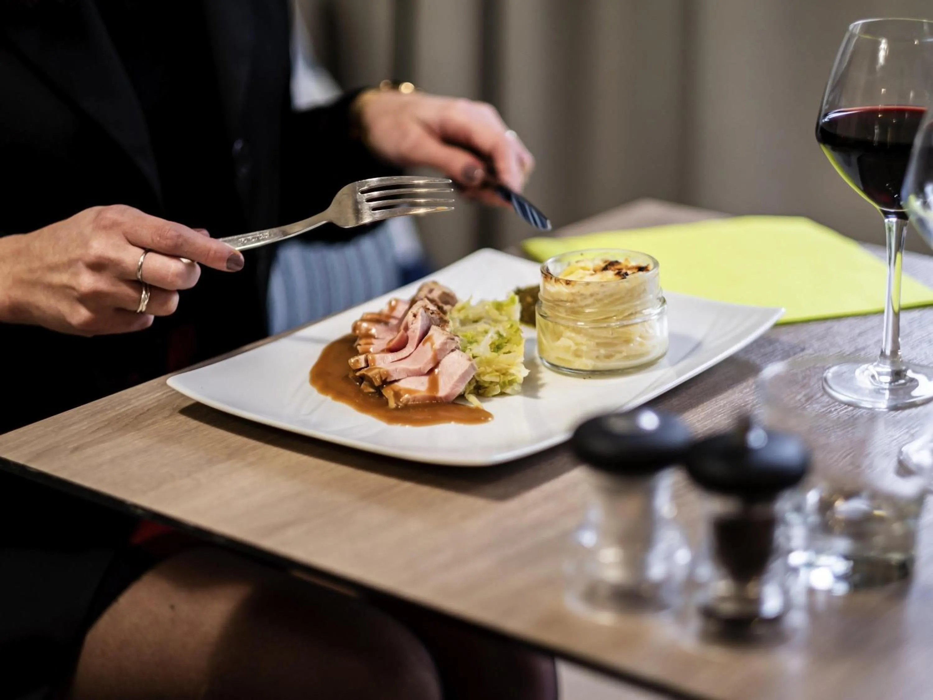 Restaurant/places to eat in Mercure Grenoble Meylan