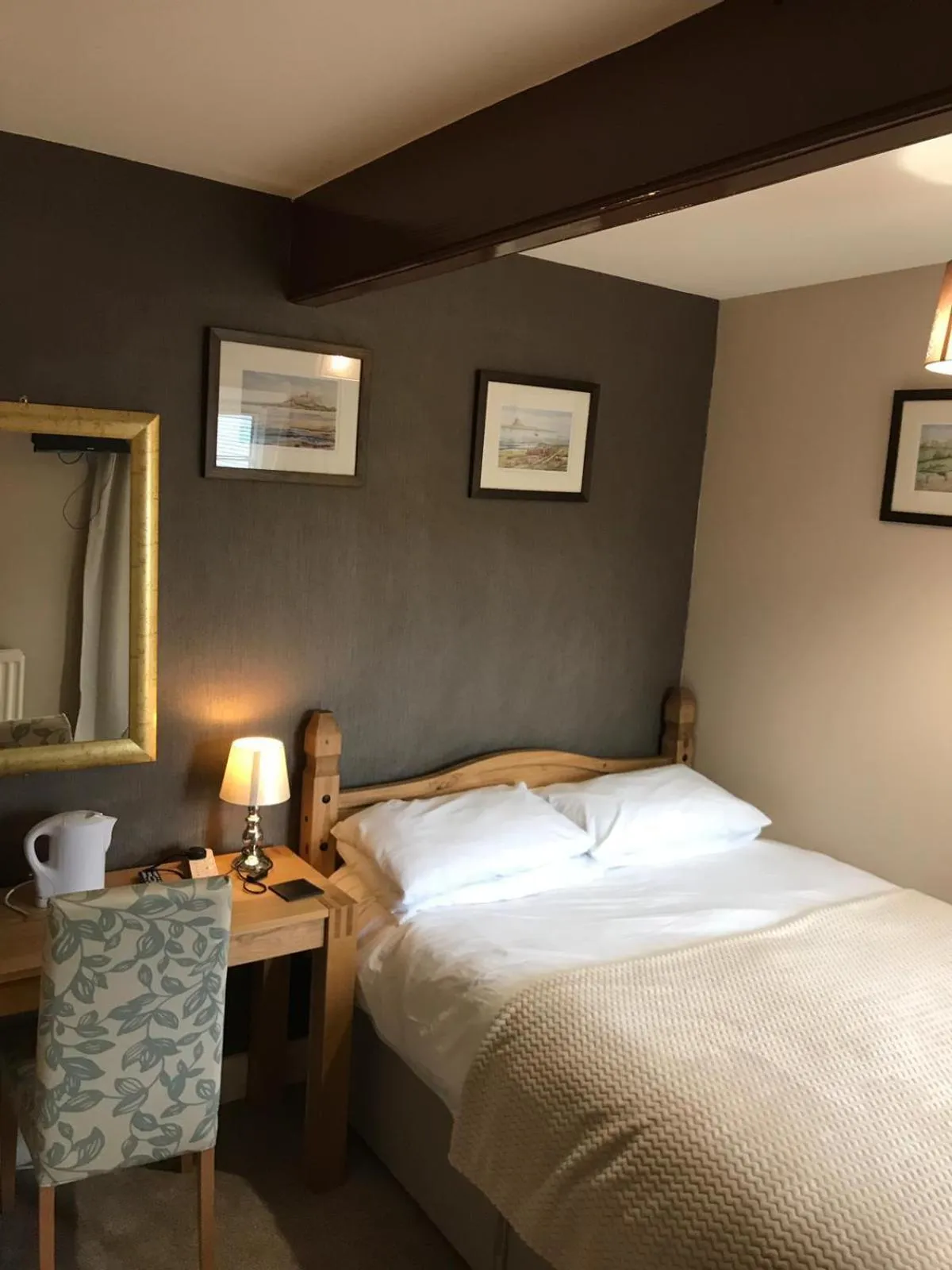Bedroom, Bed in Red Lion Inn