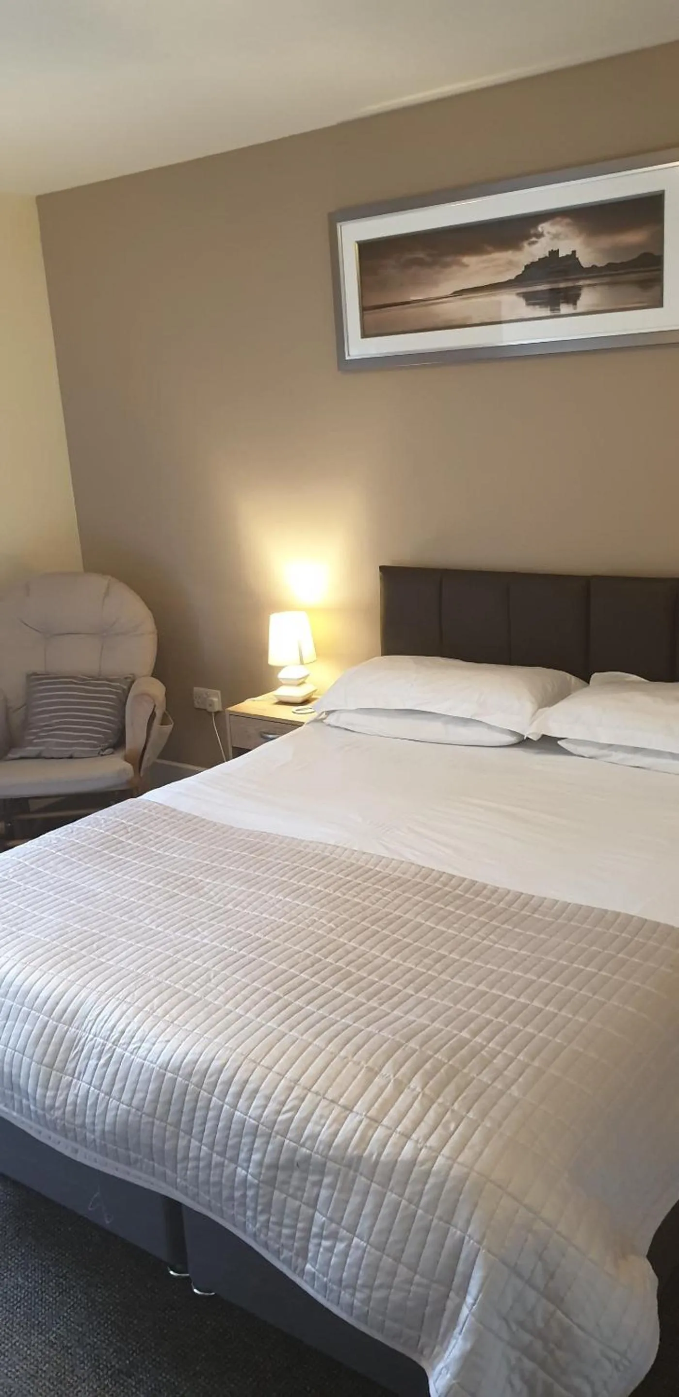 Bedroom, Bed in Red Lion Inn