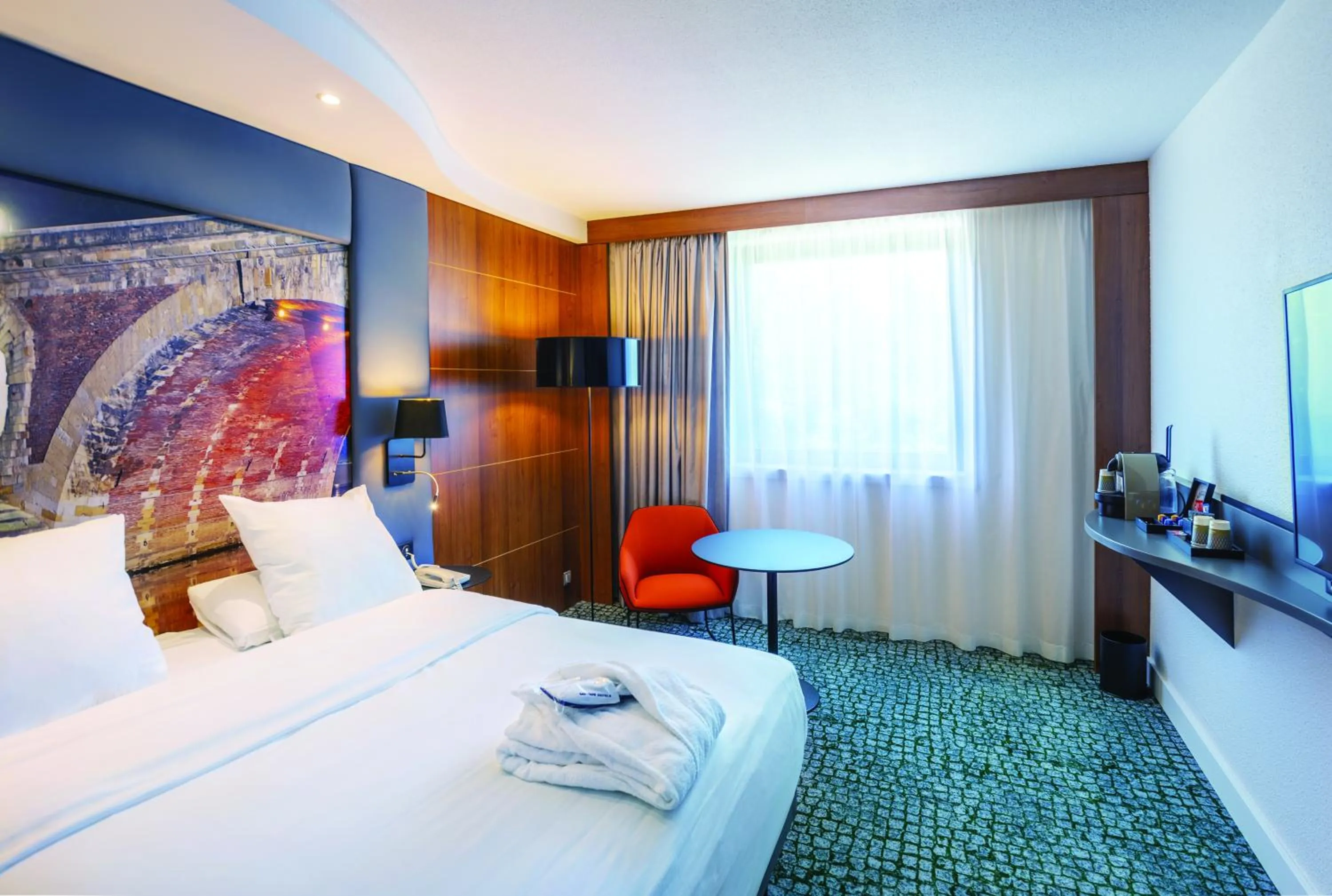 Photo of the whole room, Bed in Hotel Mercure Toulouse Centre Compans