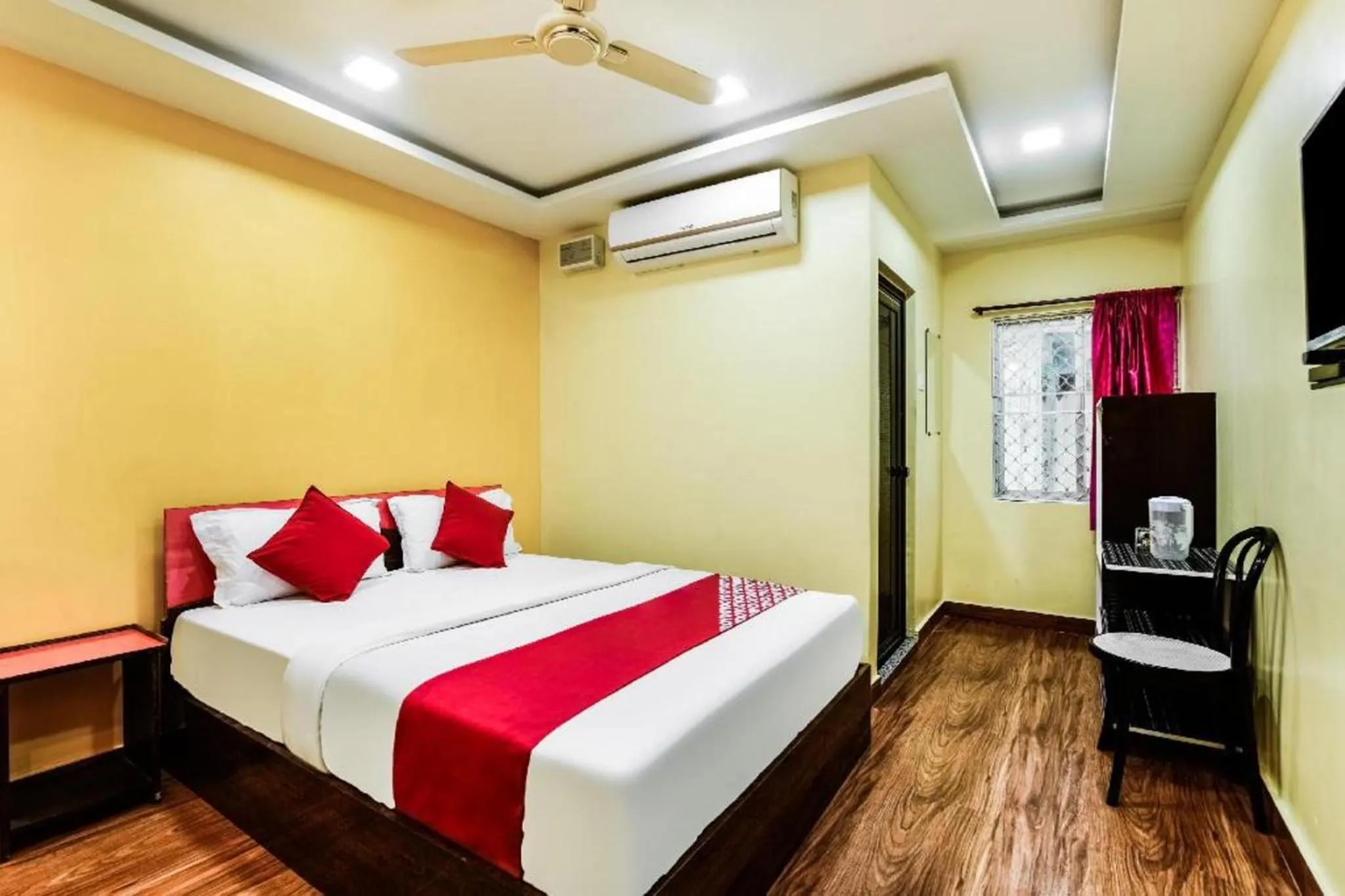 Photo of the whole room, Bed in HOTEL HARBOUR VIEW