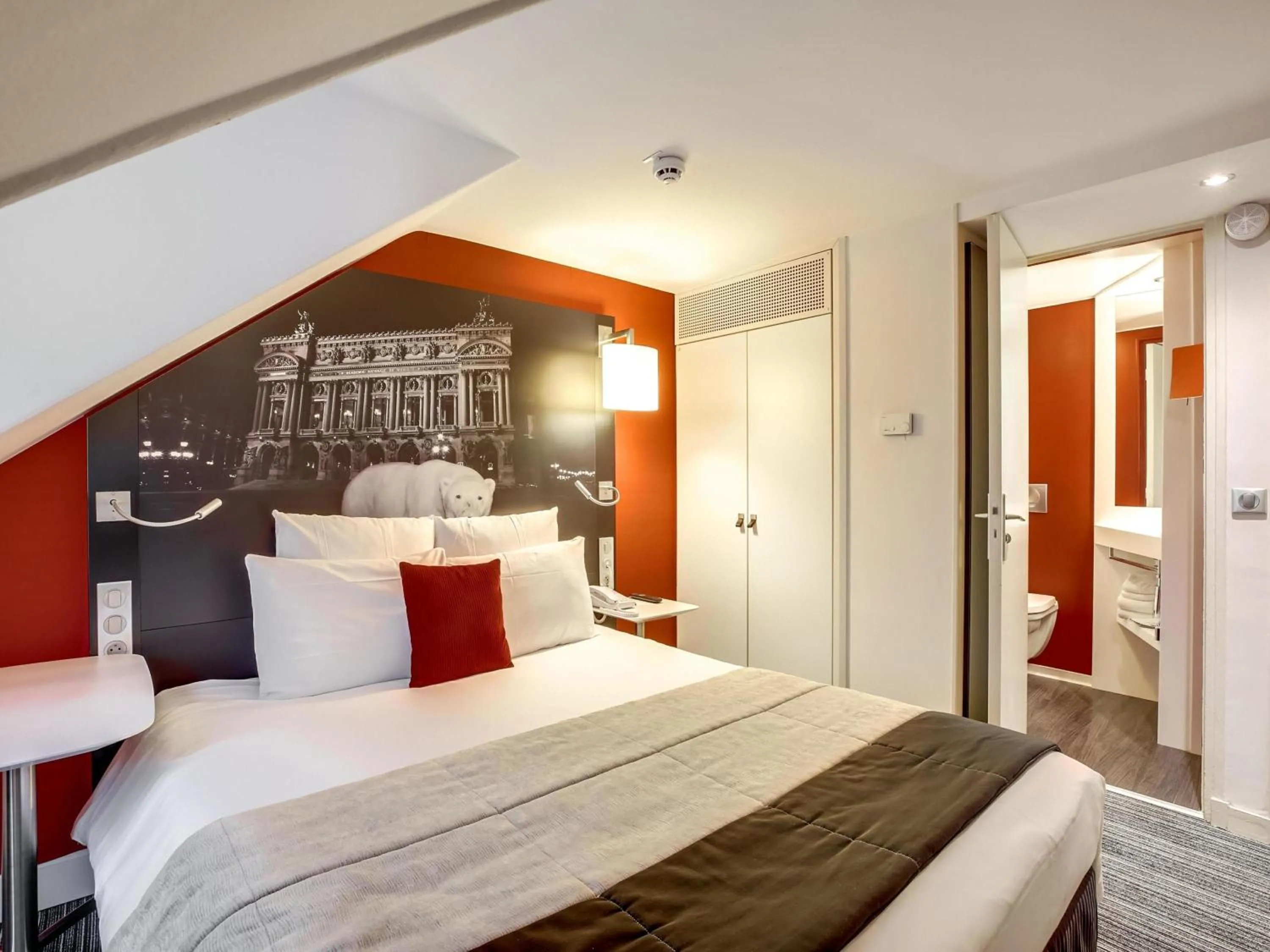 Bedroom, Bed in Mercure Paris Opera Louvre