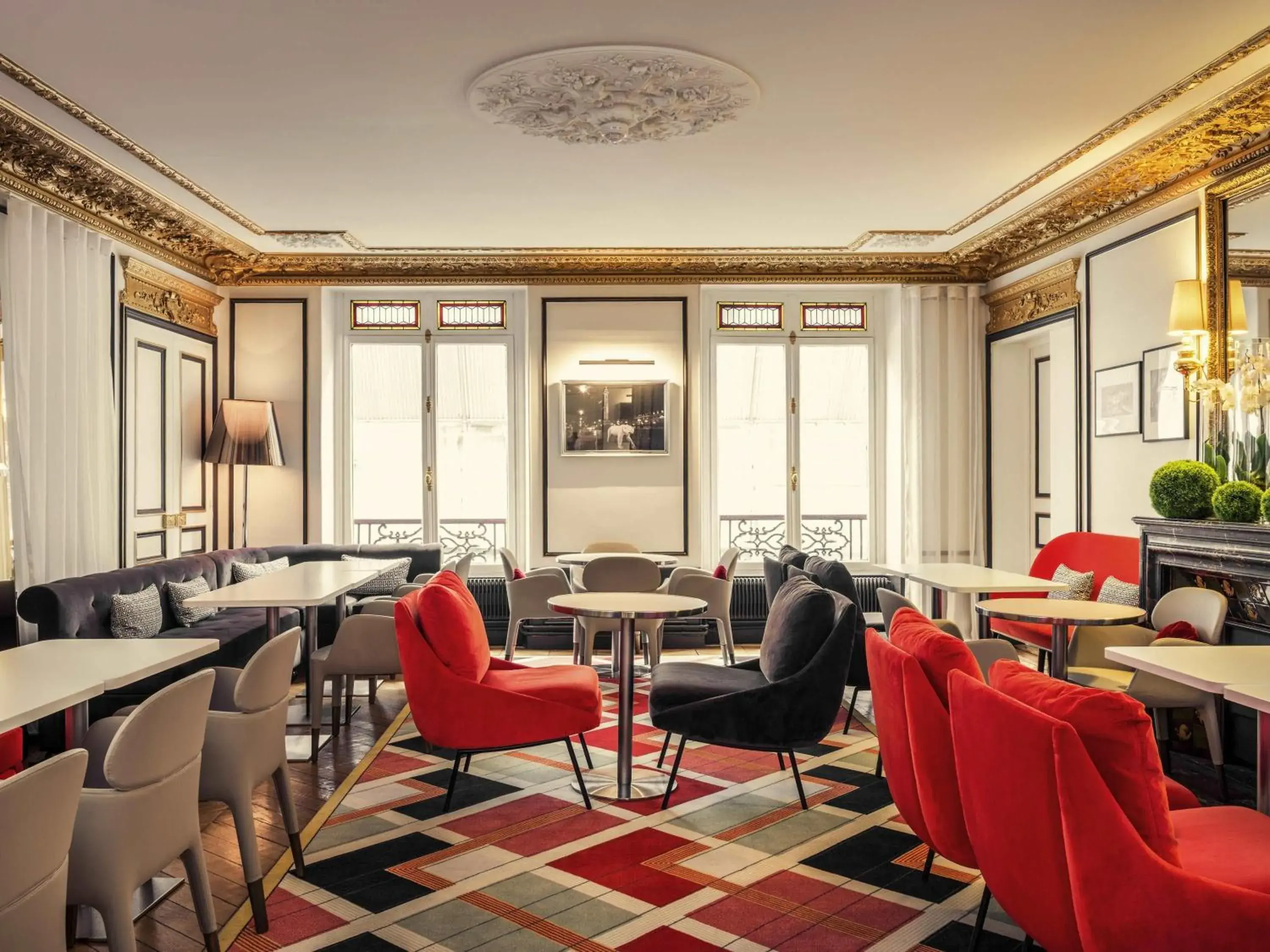 Property building in Mercure Paris Opera Louvre Property building in Mercure Paris Opera Louvre