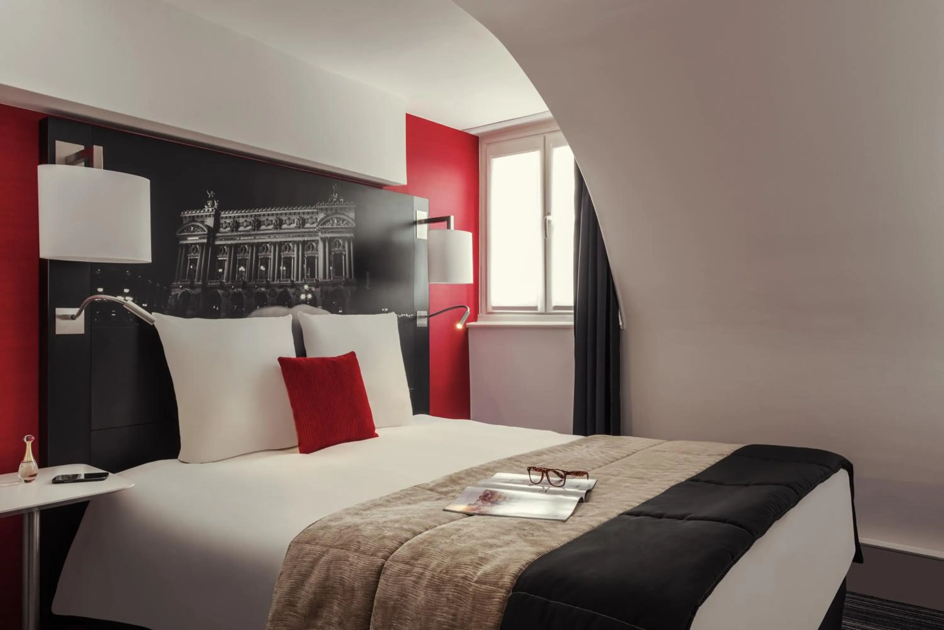 Staff, Bed in Mercure Paris Opera Louvre