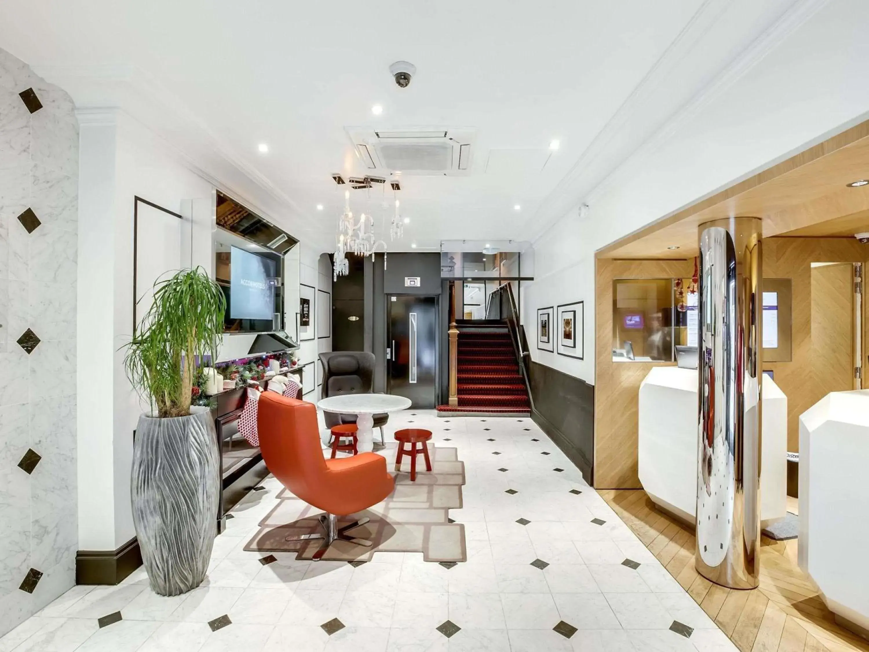 Property building in Mercure Paris Opera Louvre Property building in Mercure Paris Opera Louvre