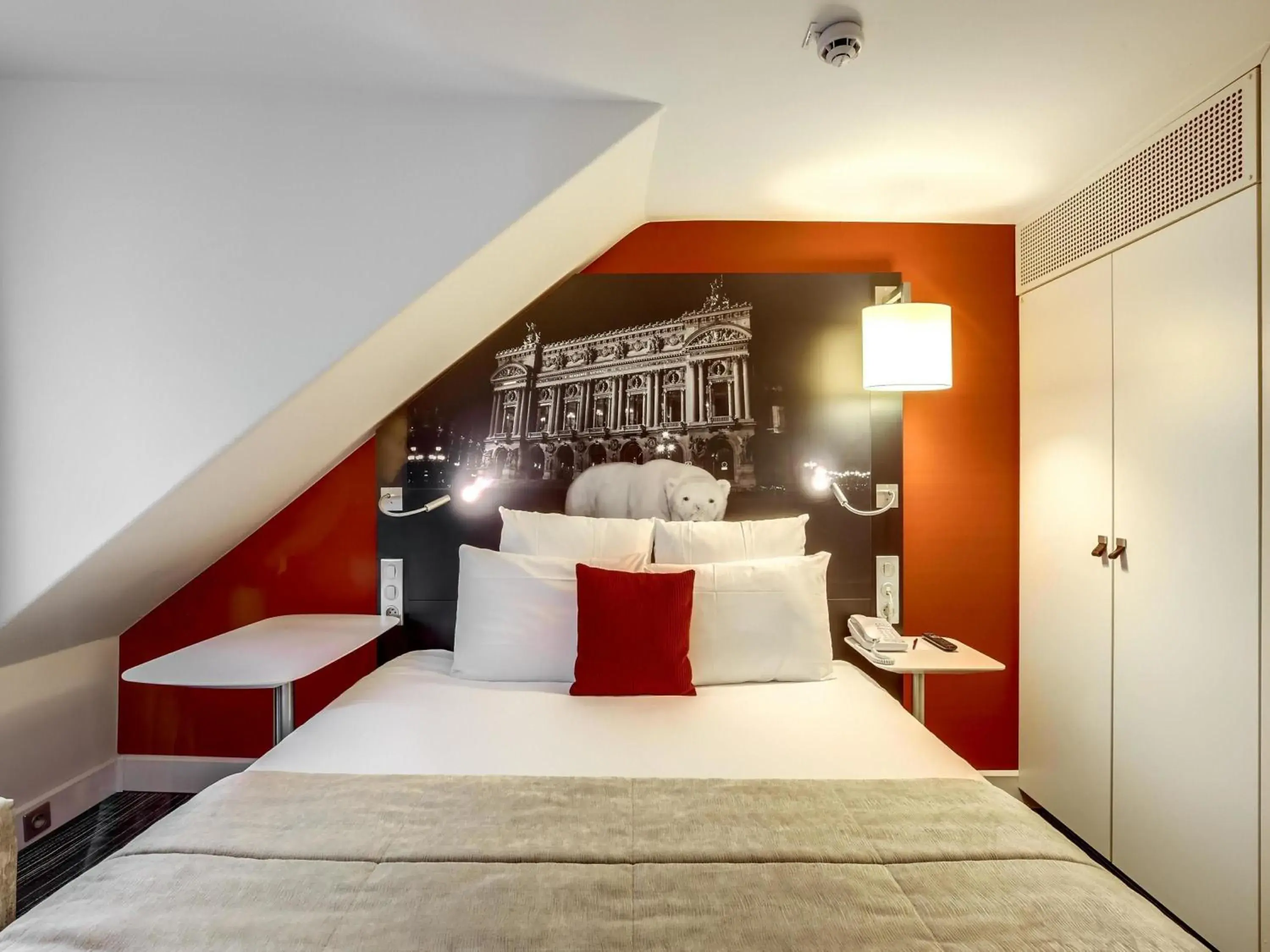 Bedroom, Bed in Mercure Paris Opera Louvre Bedroom, Bed in Mercure Paris Opera Louvre