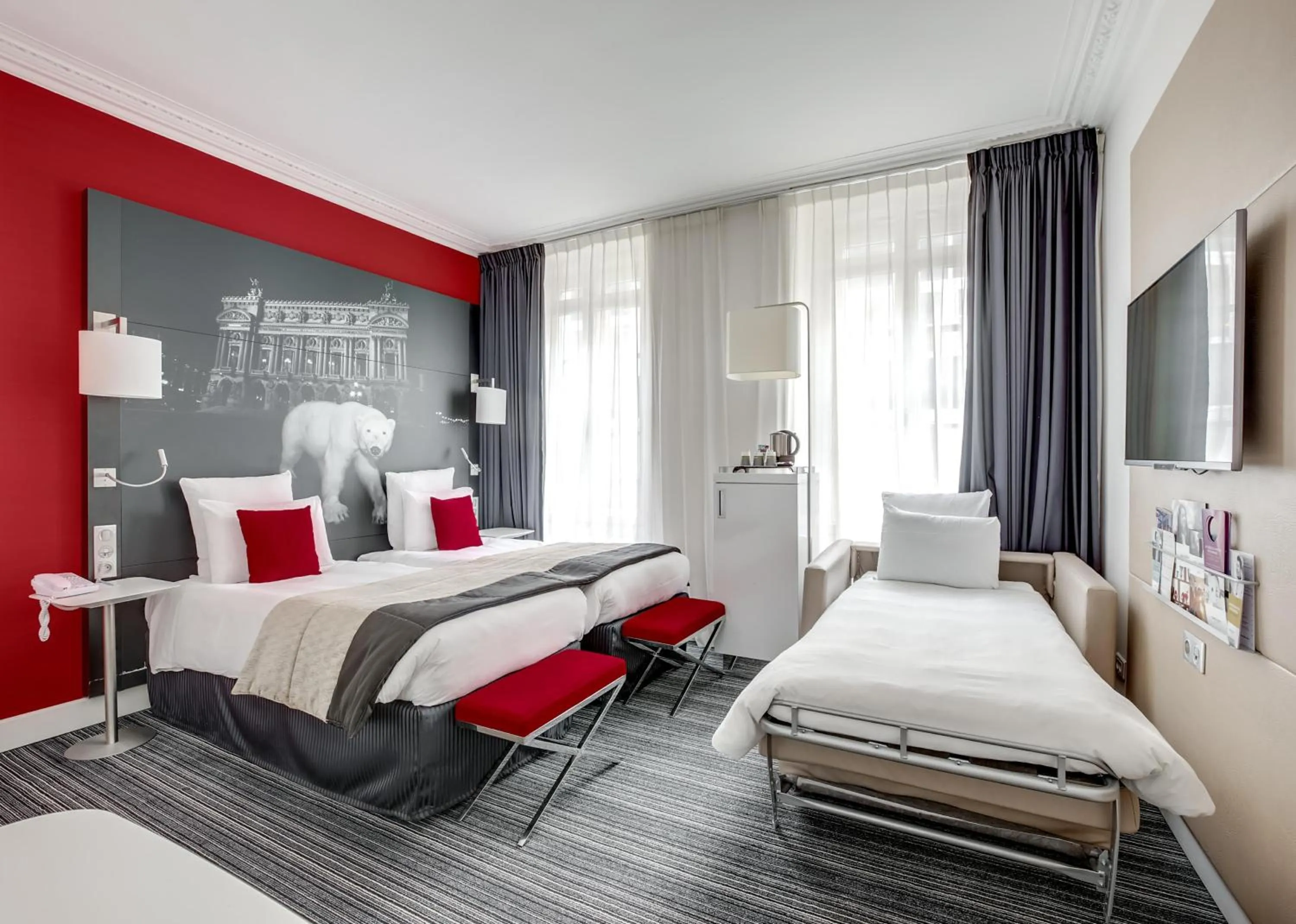 Staff, Bed in Mercure Paris Opera Louvre